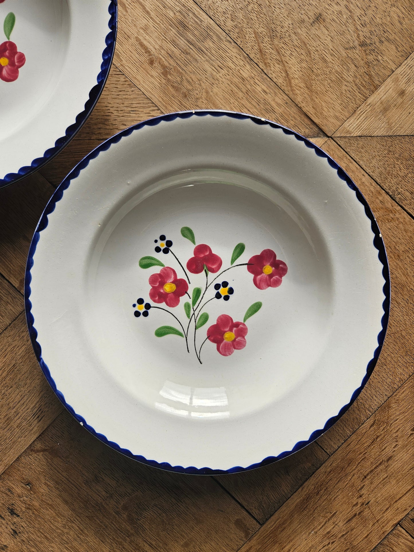 Assiettes creuses vintage dépareillées, rouges et bleues