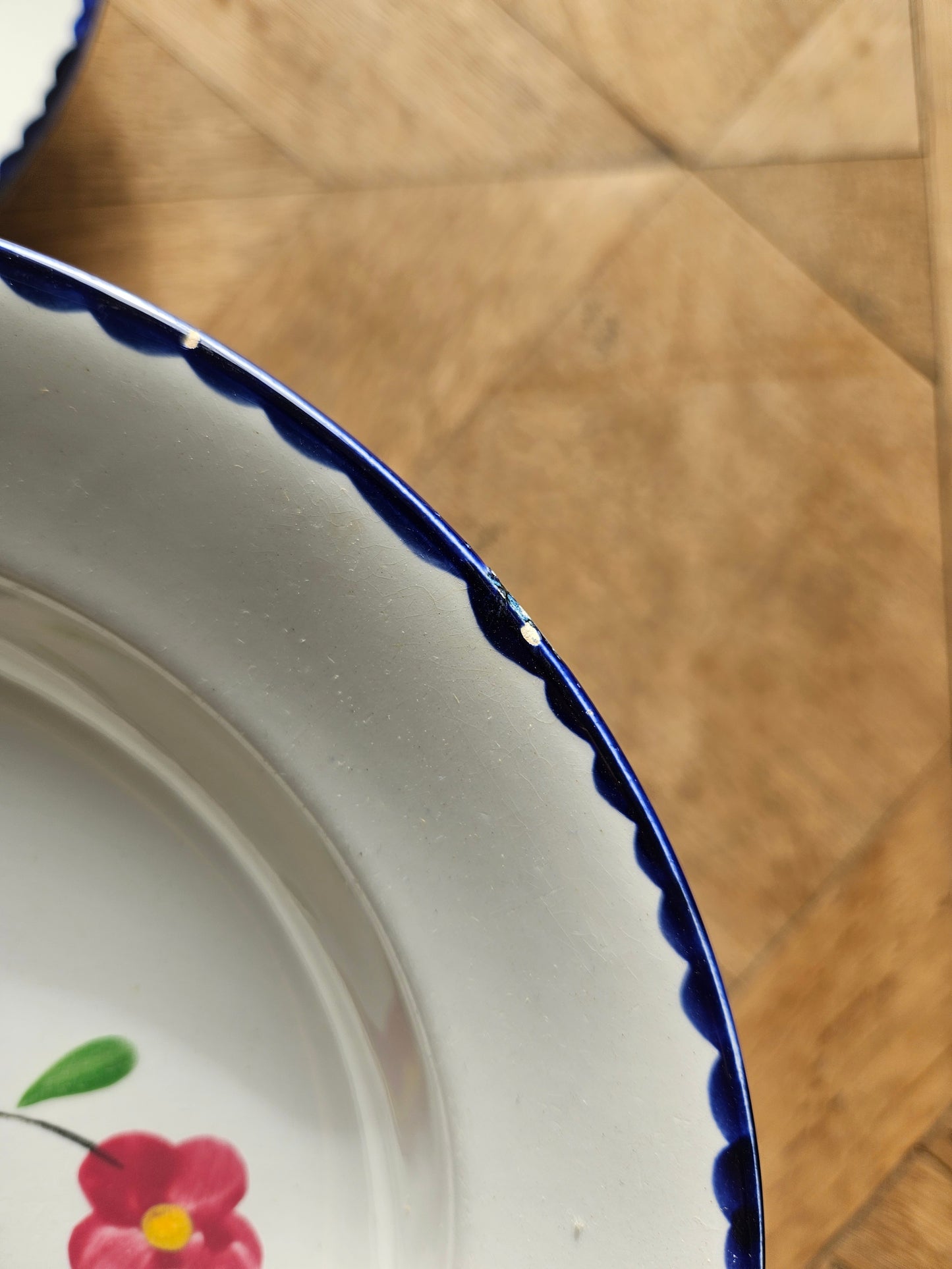 Assiettes creuses vintage dépareillées, rouges et bleues