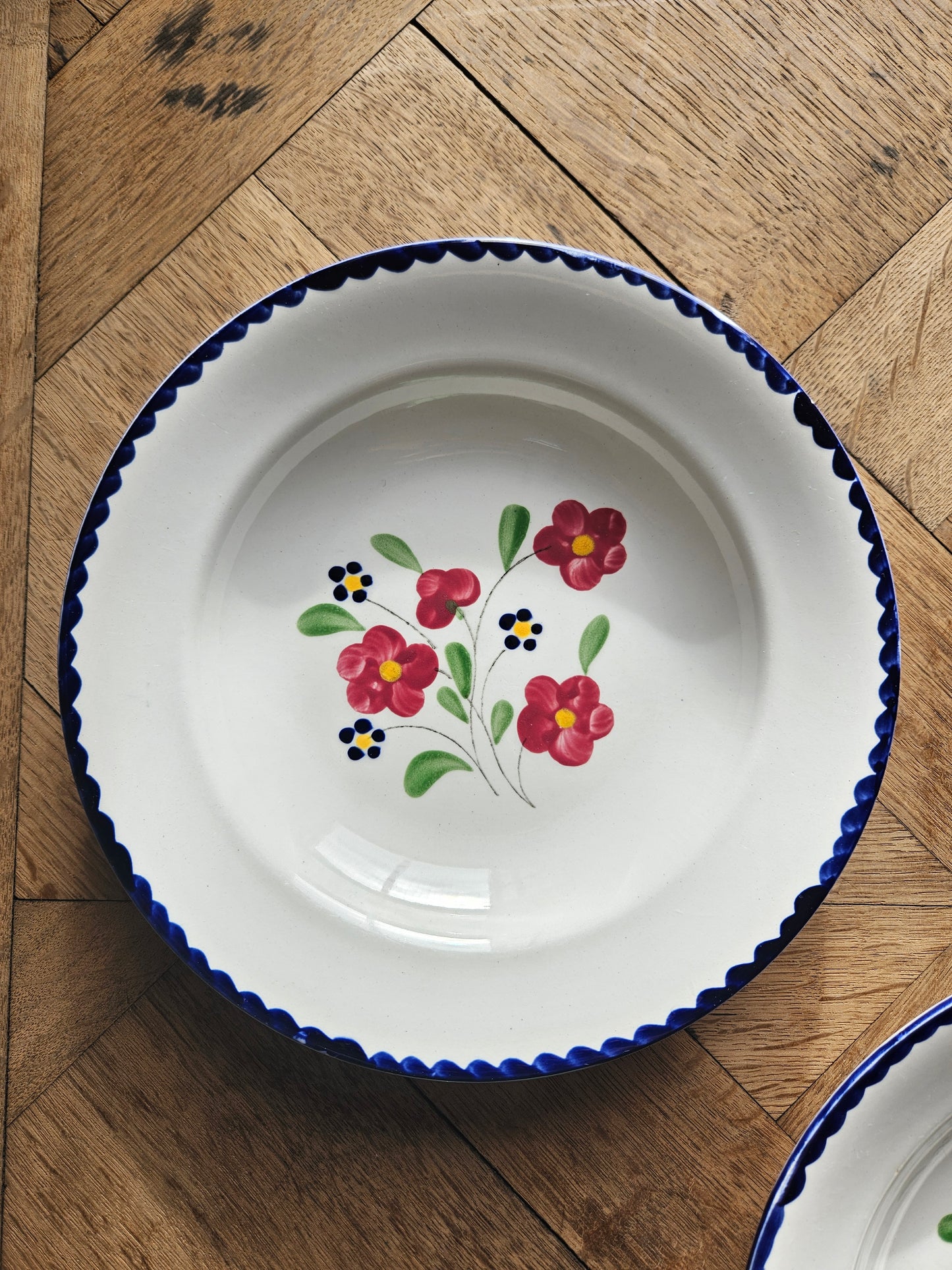 Assiettes creuses vintage dépareillées, rouges et bleues