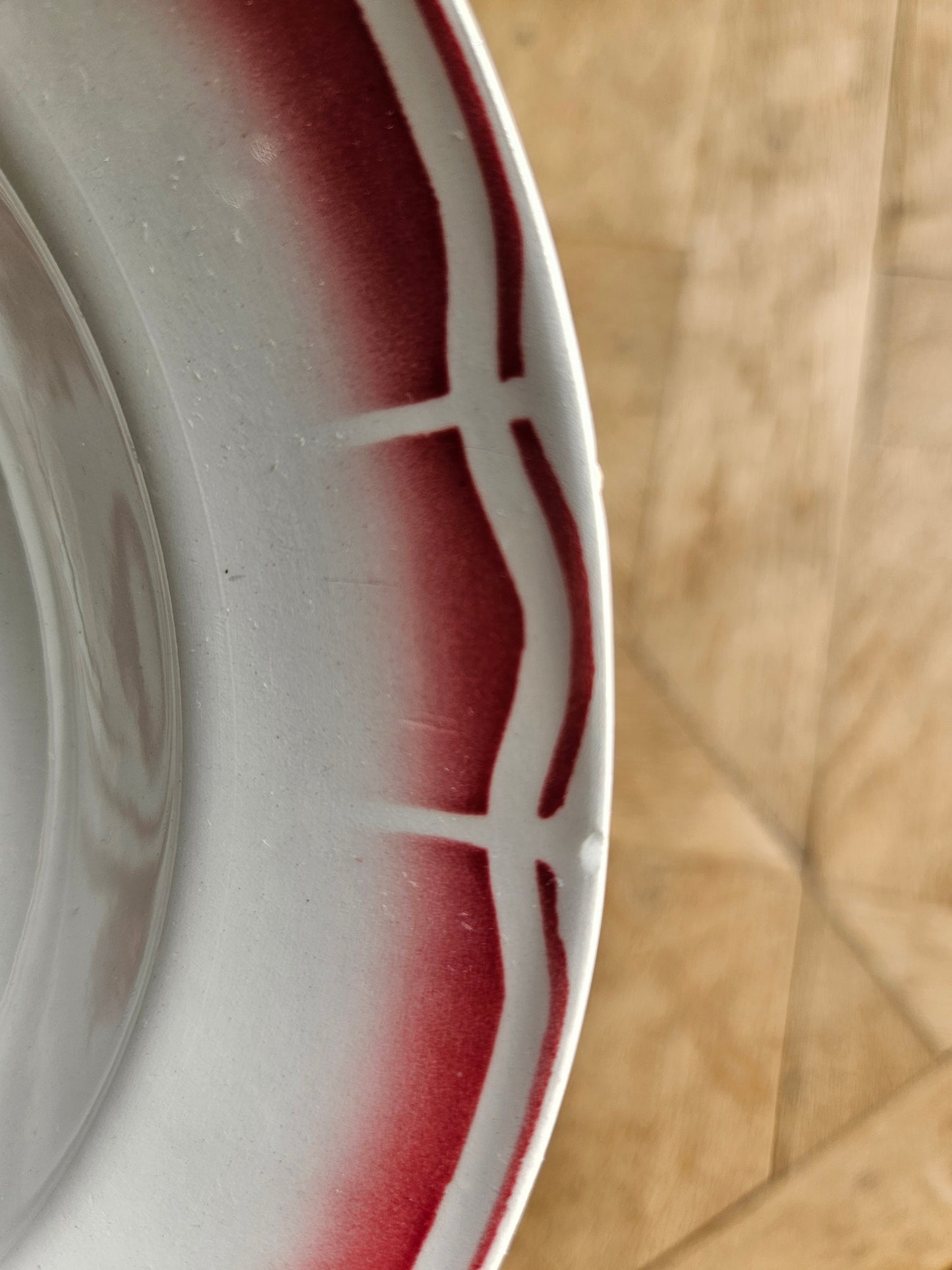Assiettes creuses vintage dépareillées, rouges et bleues