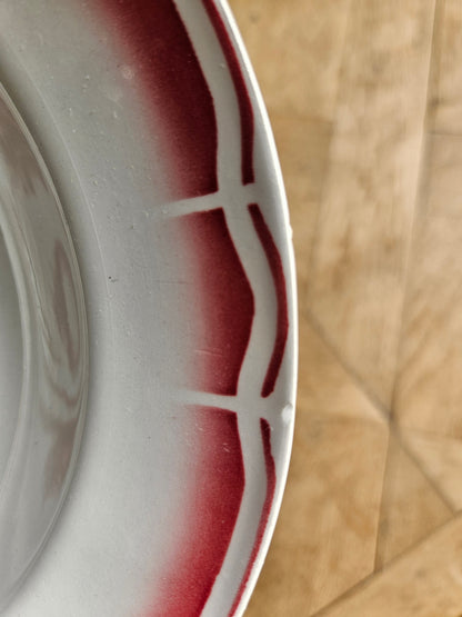 Assiettes creuses vintage dépareillées, rouges et bleues