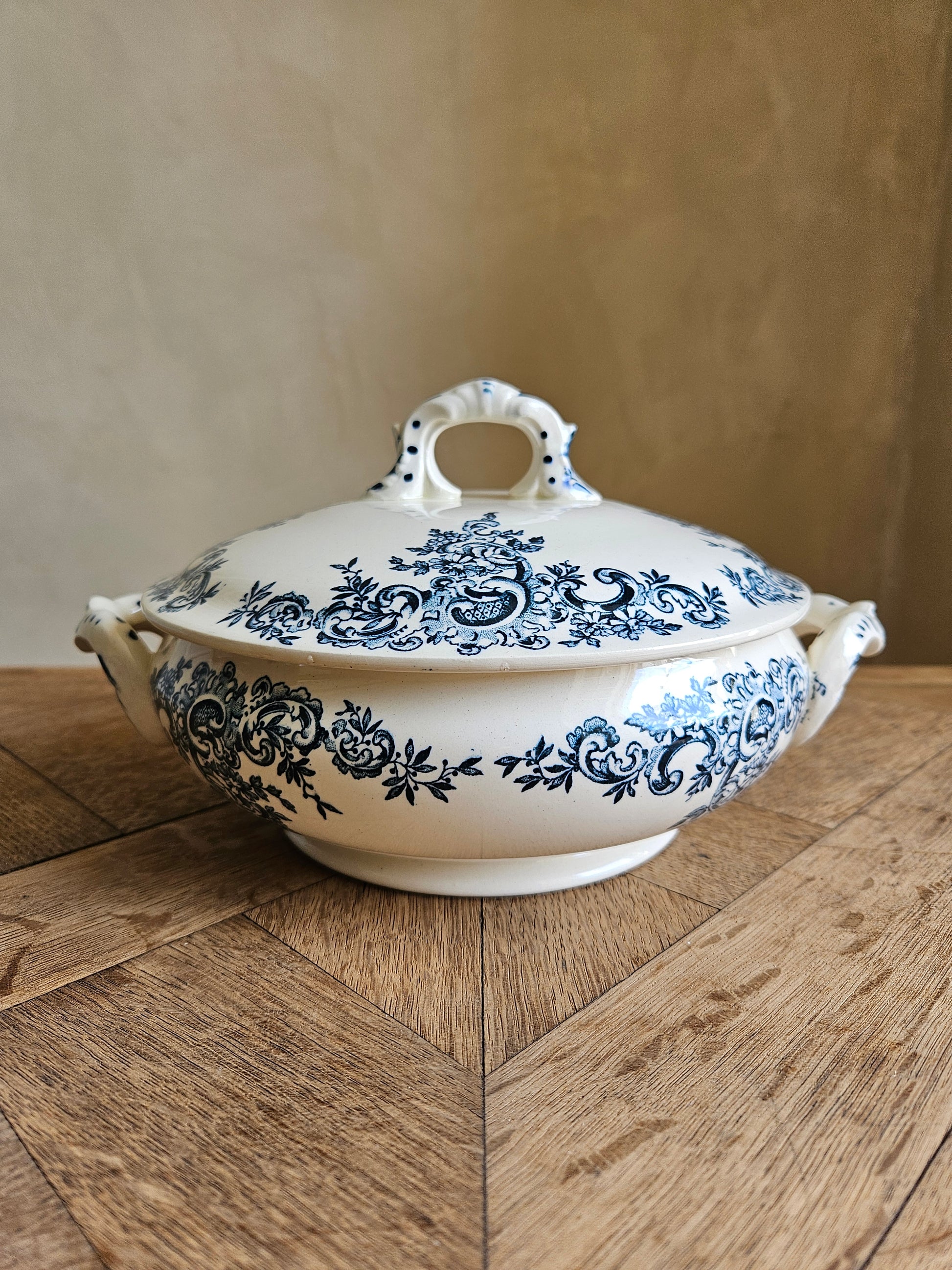 Légumier ancien Hippolyte Boulenger & Cie, Louis XV. Choisy-le-Roi. Terre de fer.