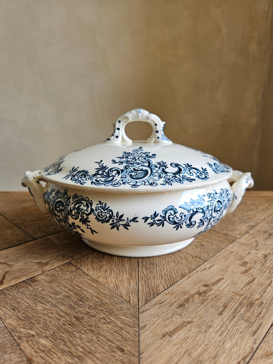 Légumier ancien Hippolyte Boulenger & Cie, Louis XV. Choisy-le-Roi. Terre de fer.