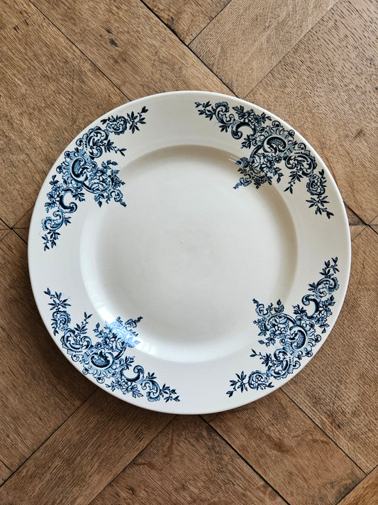 Petit plat rond ancien HB & Cie, Louis XV. Terre de fer.