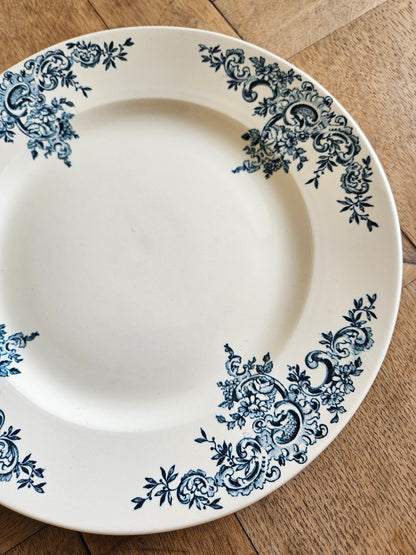 Petit plat rond ancien Hippolyte Boulenger & Cie, modèle Louis XV. Très bon état. Terre de fer.