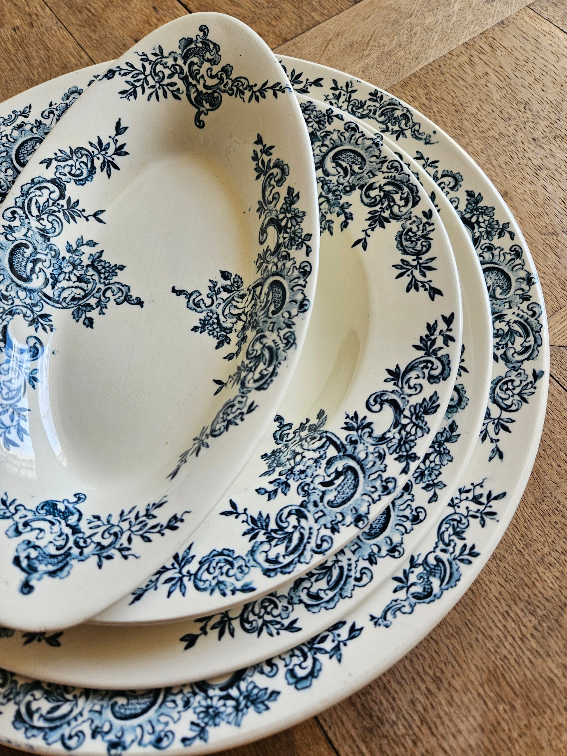 Vaisselle ancienne en terre de fer. Manufacture HB & Cie. Modèle Louis XV. 