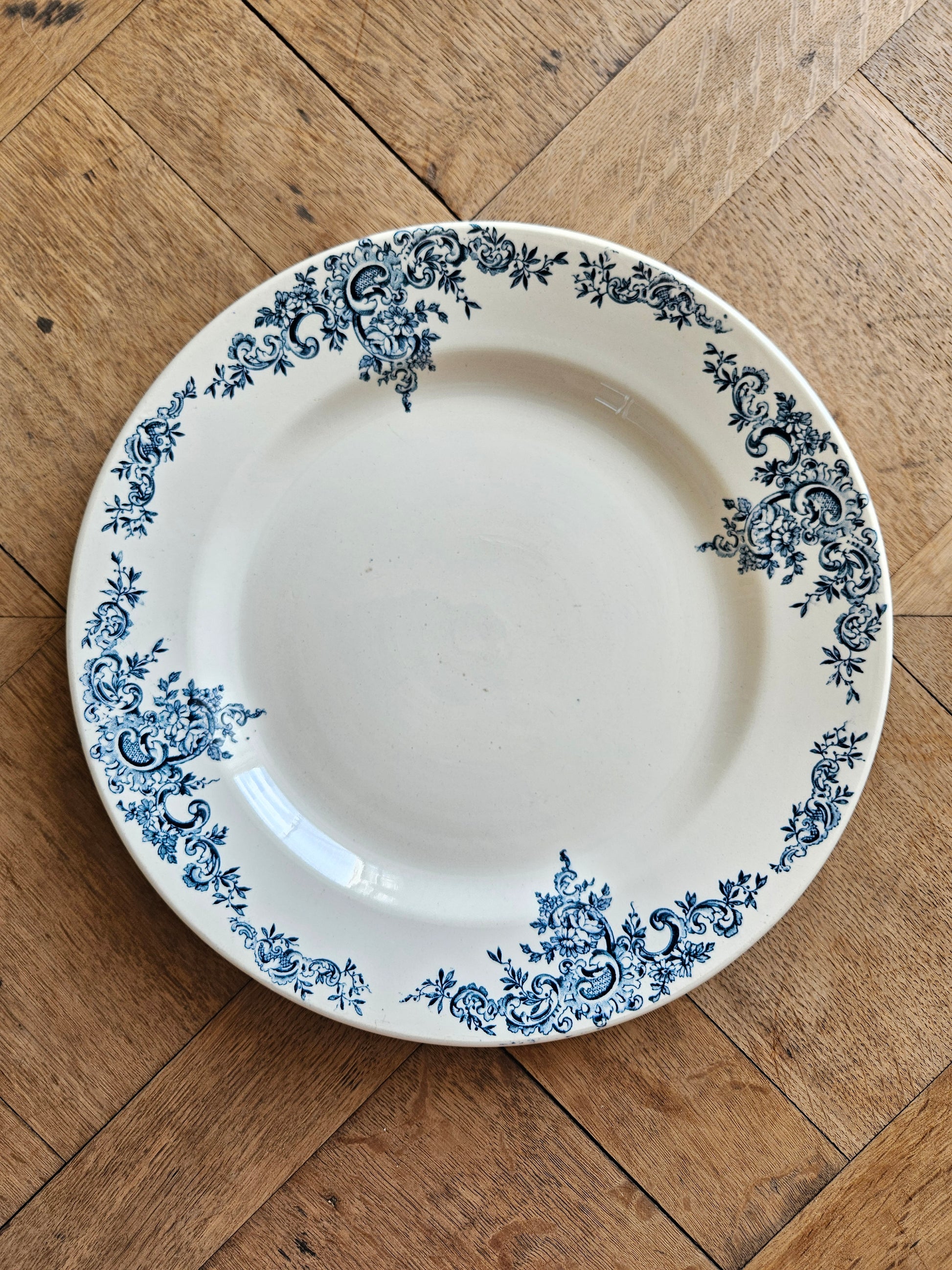 Grand plat rond ancien Hippolyte Boulenger & Cie, Louis XV. Terre de fer, décor bleu.