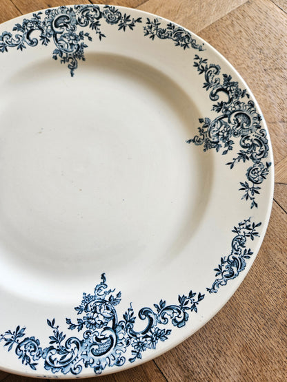 Grand plat rond ancien Hippolyte Boulenger & Cie, Louis XV. Terre de fer, décor bleu.