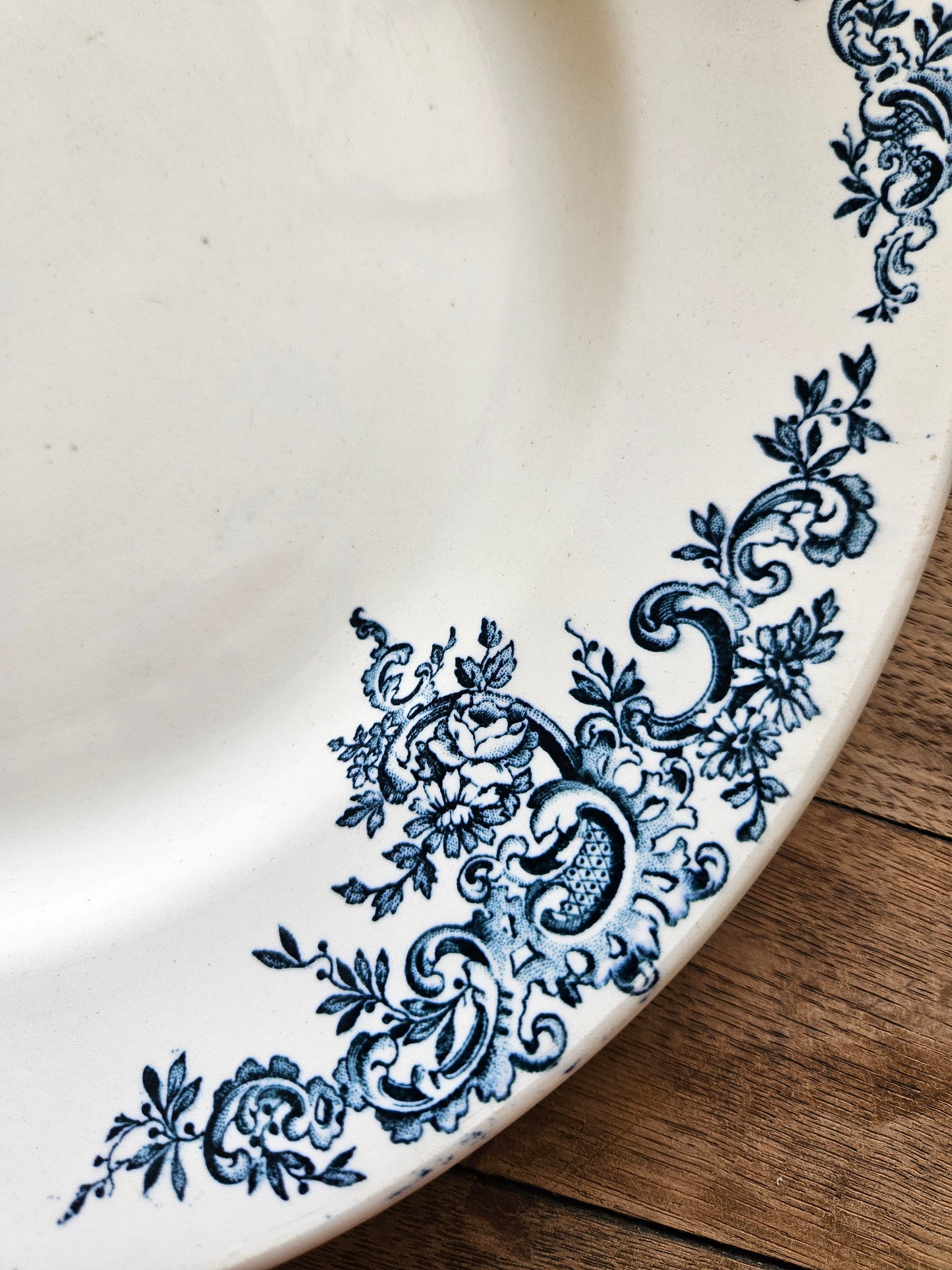 Décor bleu marine sur plat rond ancien en terre de fer. Hippolyte Boulenger Choisy-le-Roi. Modèle Louis XV