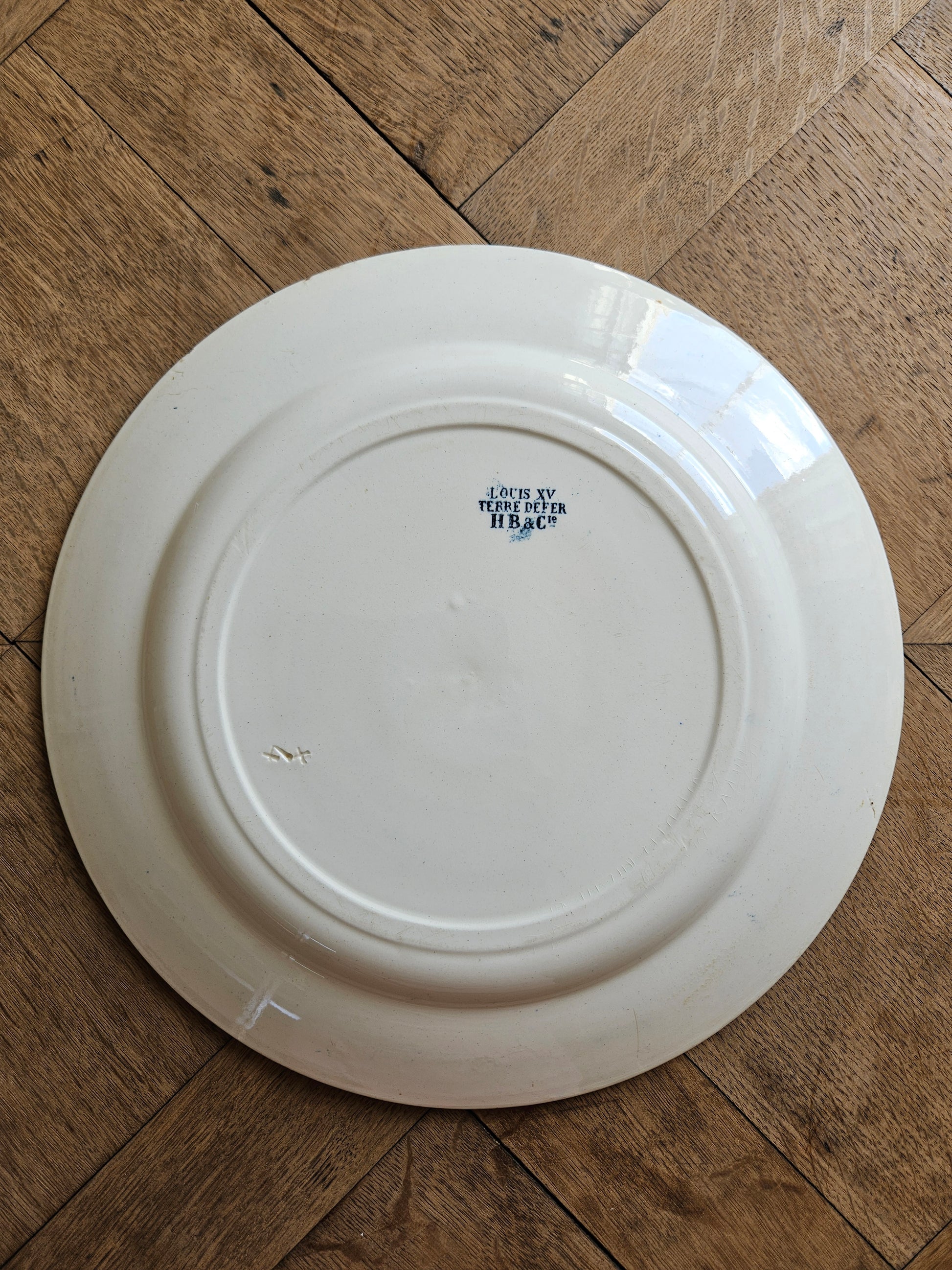 Plat ancien estampillé Louis XV, HB & Cie, terre de fer.