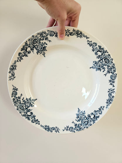 Grand plat rond ancien Hippolyte Boulenger & Cie, Louis XV. Terre de fer, décor bleu.