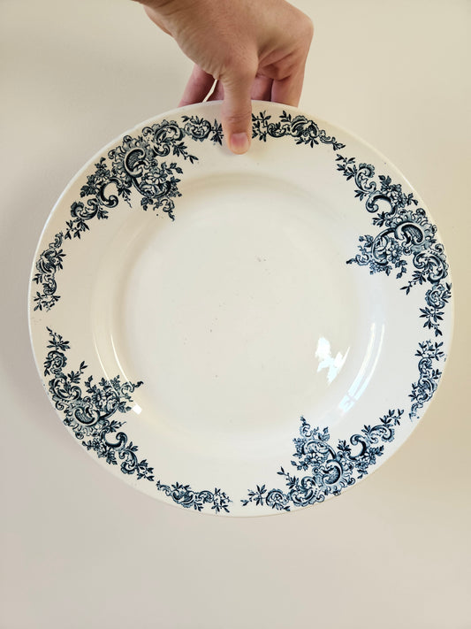 Grand plat rond ancien Hippolyte Boulenger & Cie, Louis XV. Terre de fer, décor bleu.