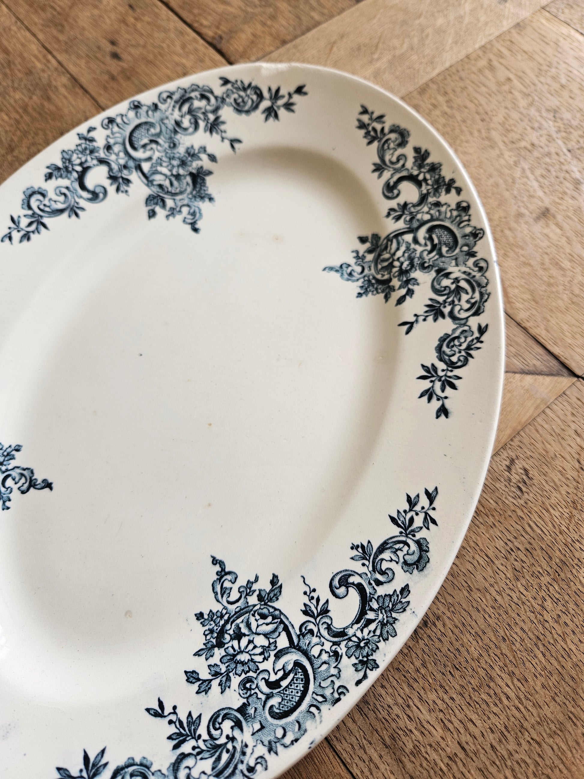 Plat ovale ancien Hippolyte Boulenger & Cie, Louis XV. Terre de fer.
