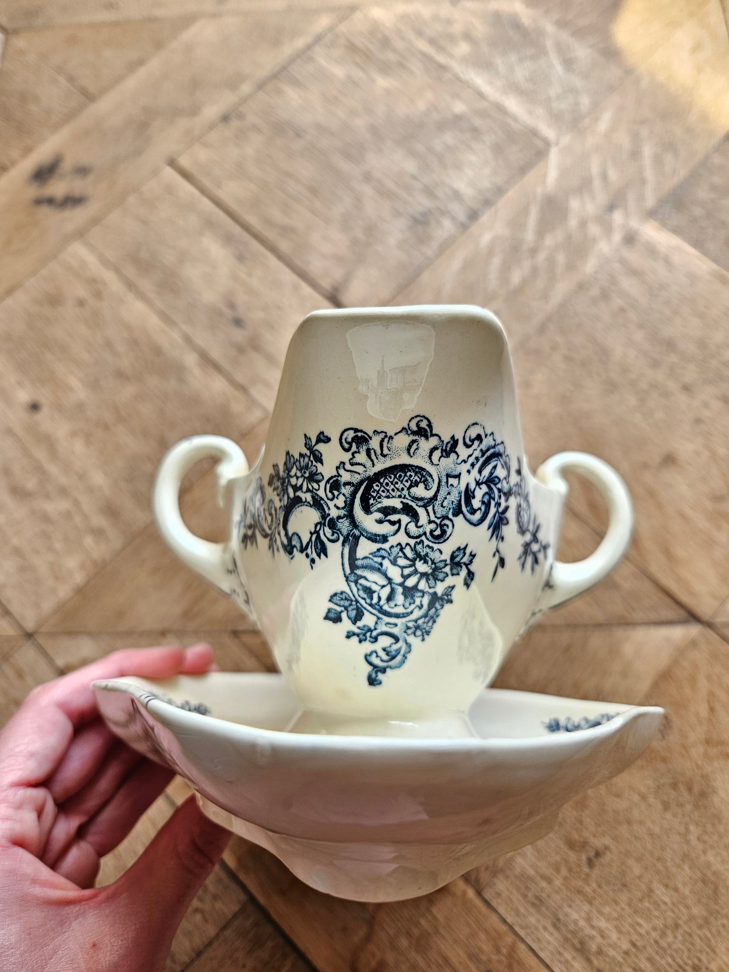Décor bleu sur saucière ancienne HB & Cie, modèle Louis XV