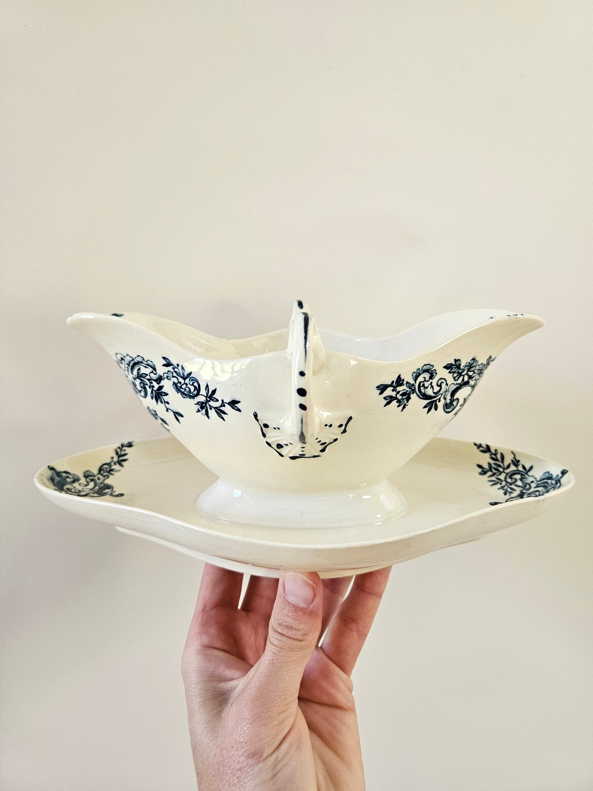 Saucière ancienne Hippolyte Boulenger & Cie, Louis XV. Terre de fer.