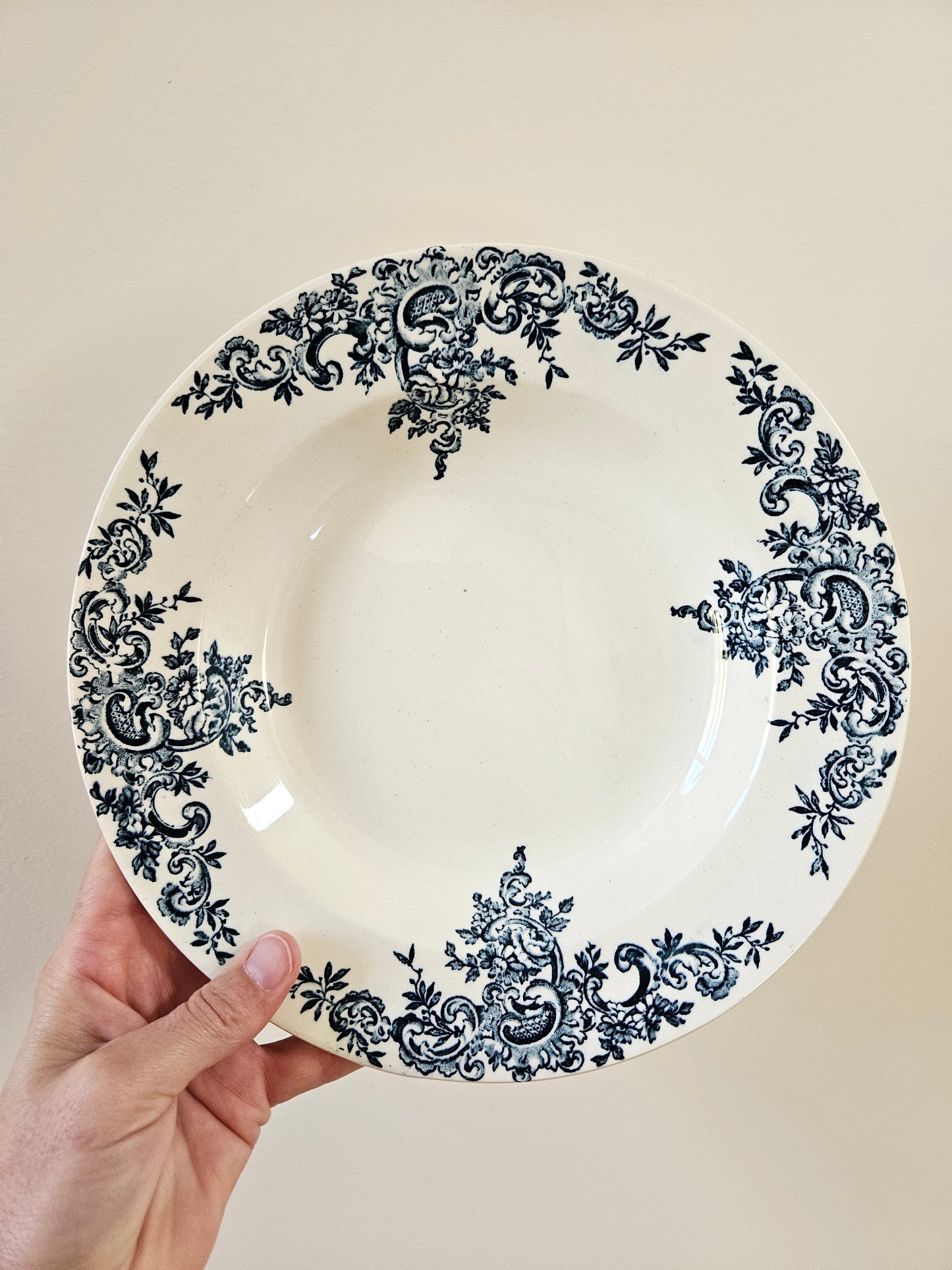 Assiette creuse ancienne HB & Cie, Louis XV. Terre de fer, décor bleu. Choisy-le-Roi 