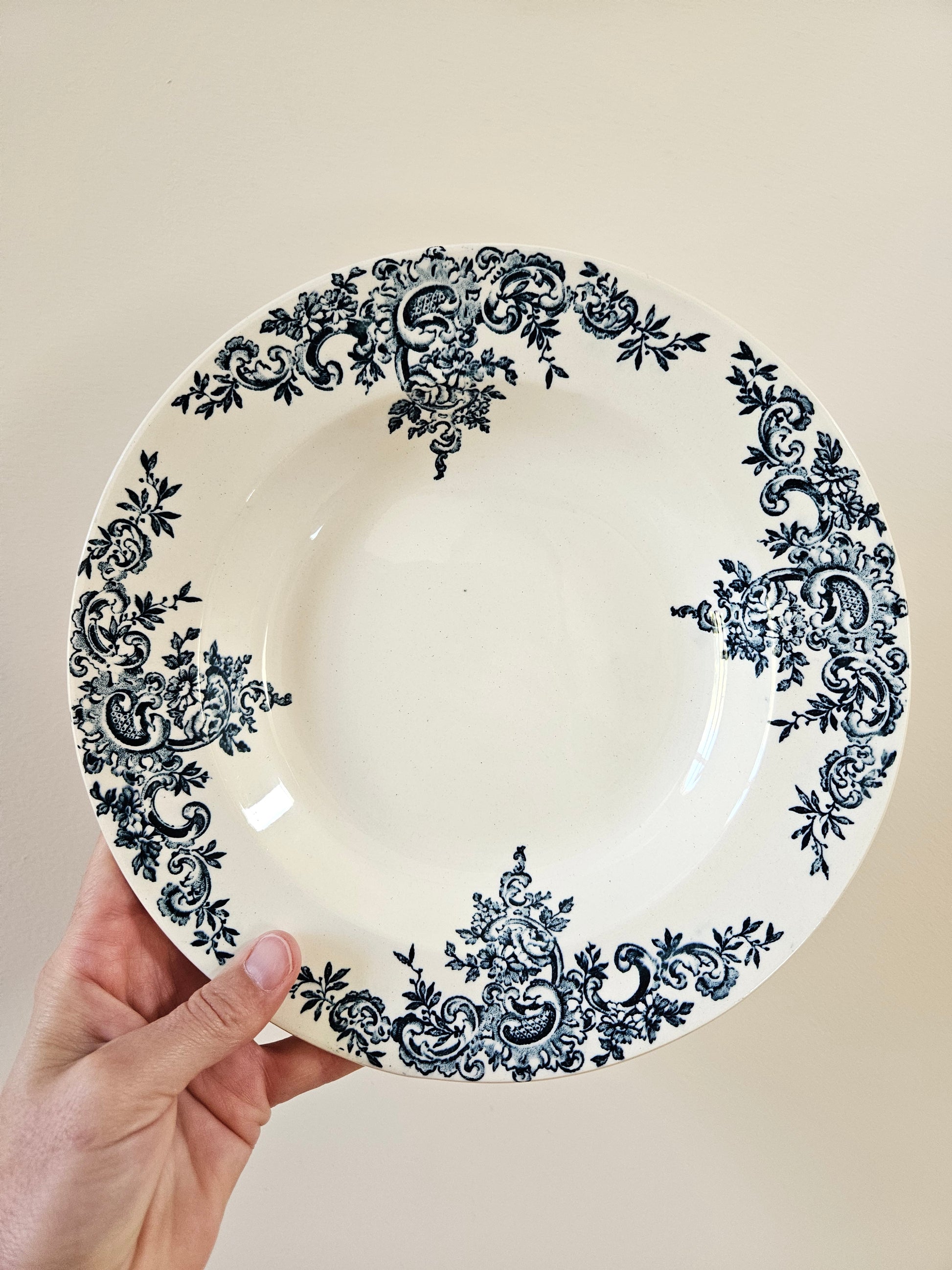 Assiette creuse ancienne HB & Cie, Louis XV. Terre de fer, décor bleu. Choisy-le-Roi 