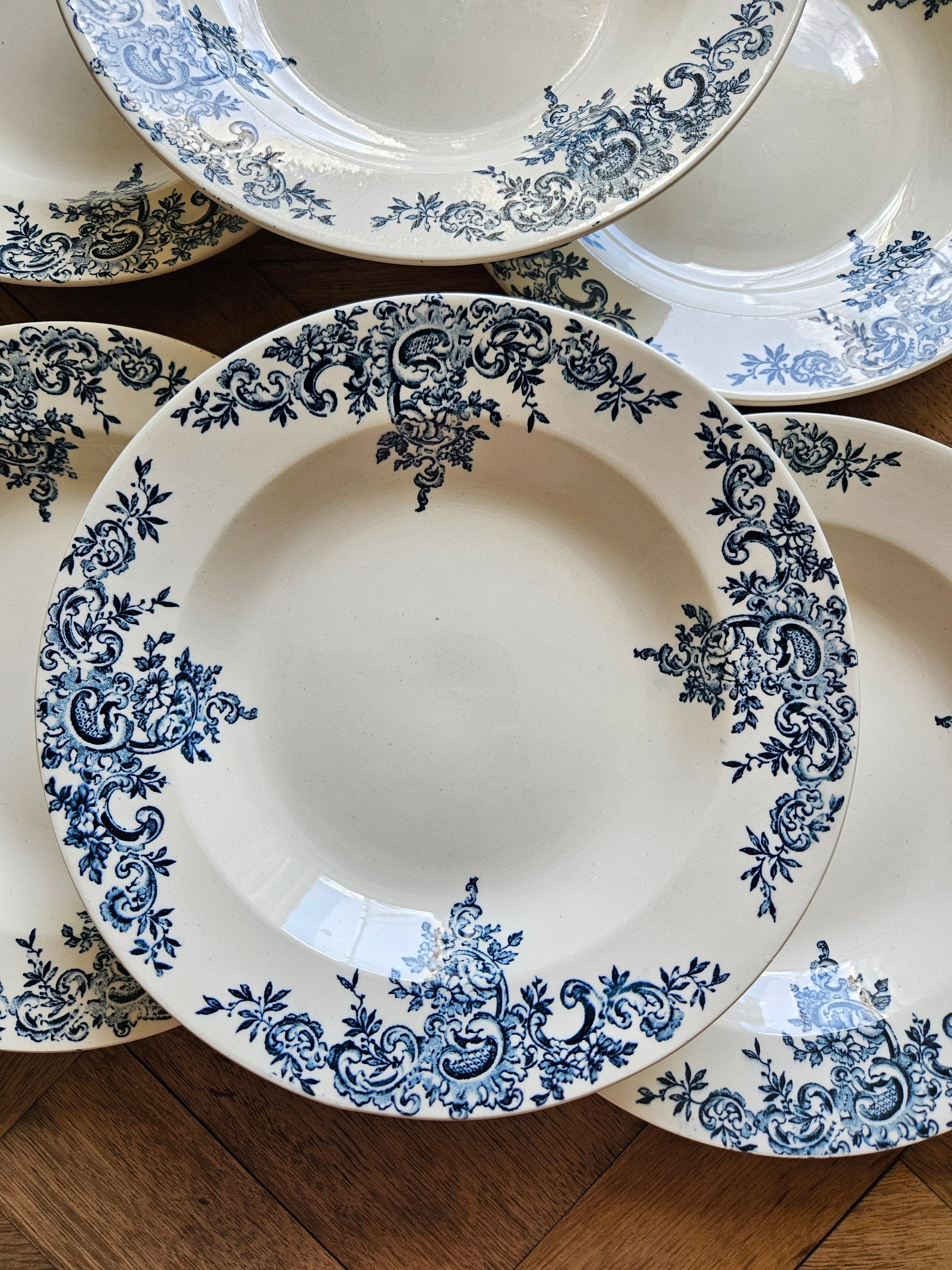 Zoom sur assiette creuse ancienne Hippolyte Boulenger & Cie, modèle Louis XV. Terre de fer. Choisy-le-Roi 