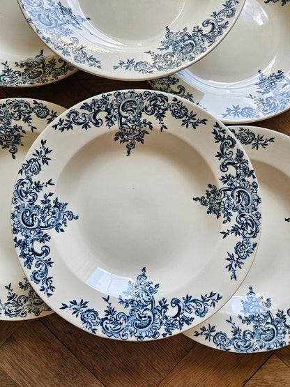 Zoom sur assiette creuse ancienne Hippolyte Boulenger & Cie, modèle Louis XV. Terre de fer. Choisy-le-Roi 
