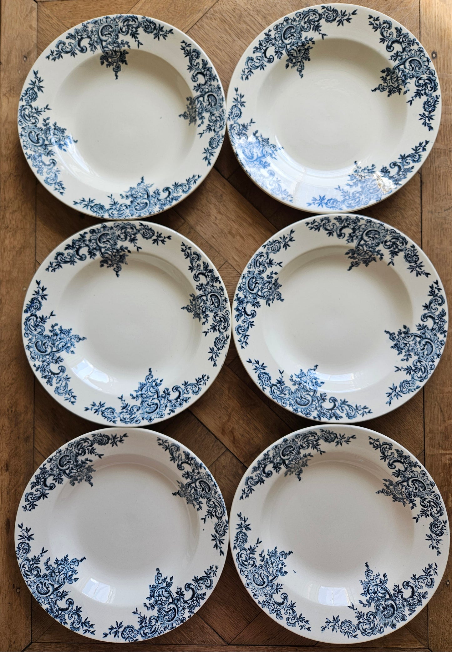 Série de 6 assiettes creuses anciennes HB & Cie, Louis XV. Terre de fer. Choisy-le-Roi 