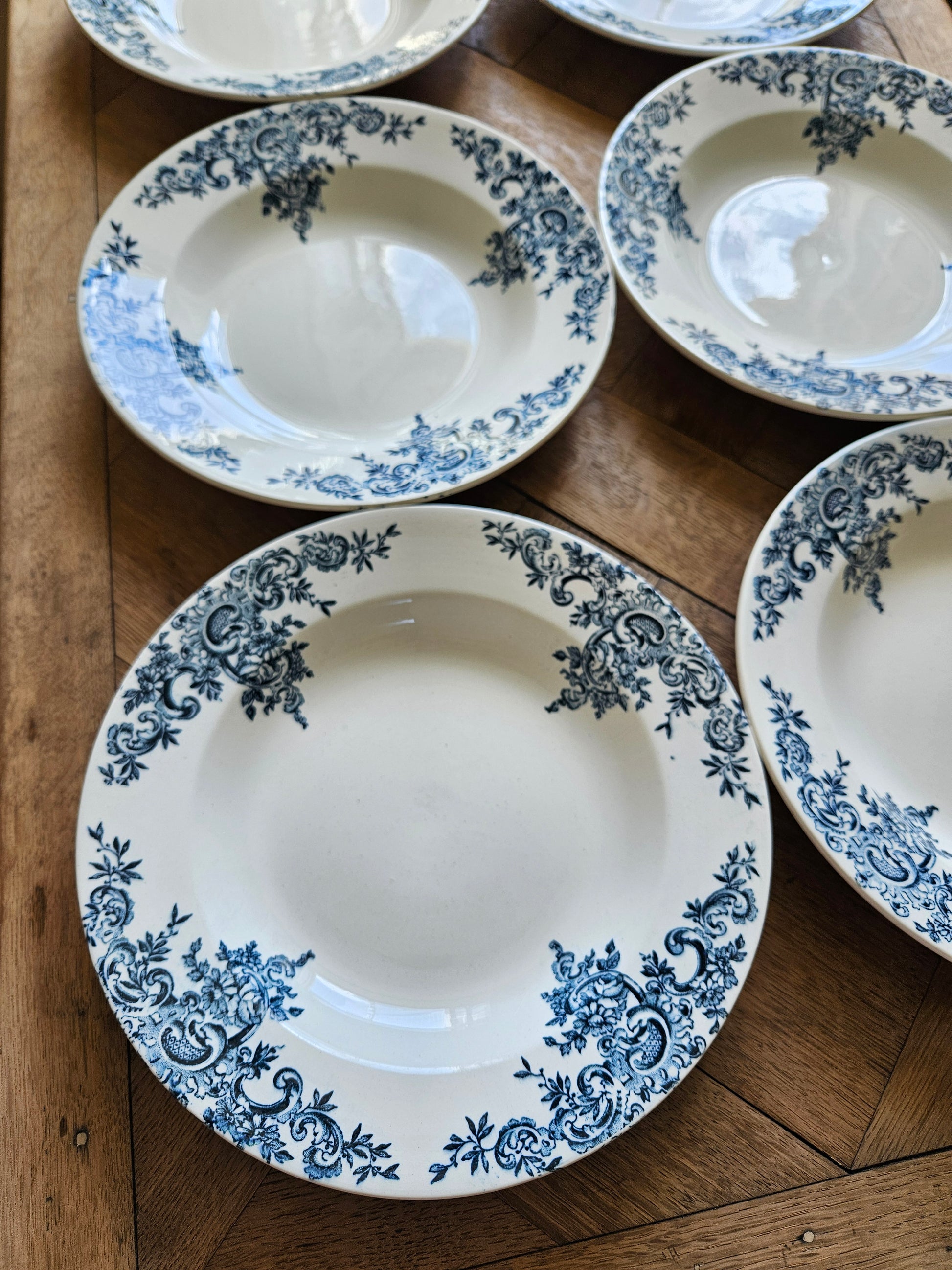 Assiettes creuses anciennes HB & Cie, Louis XV. Terre de fer. Choisy-le-Roi 