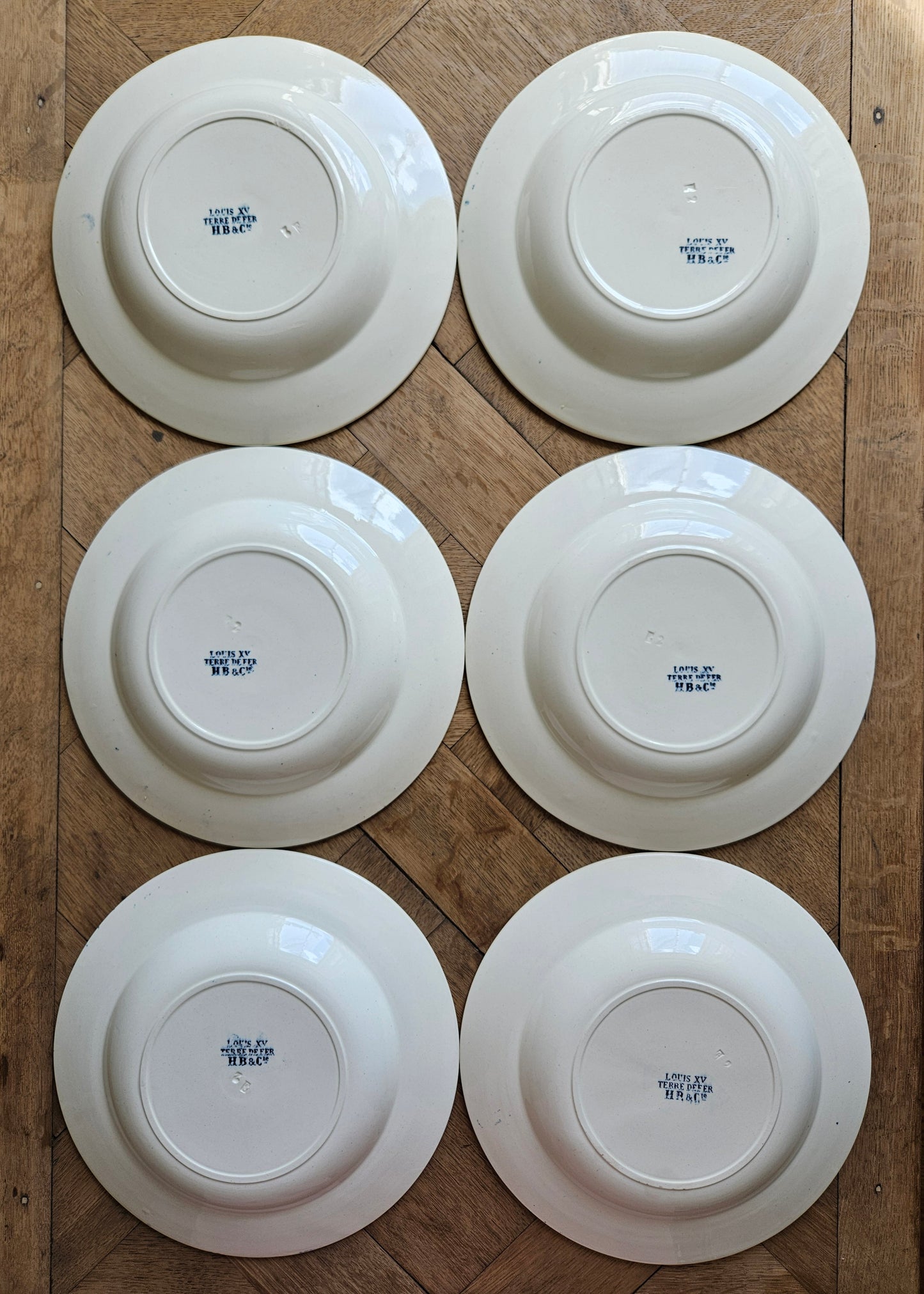 Lot de 6 assiettes creuses anciennes estampillées HB & Cie, Louis XV. Terre de fer.