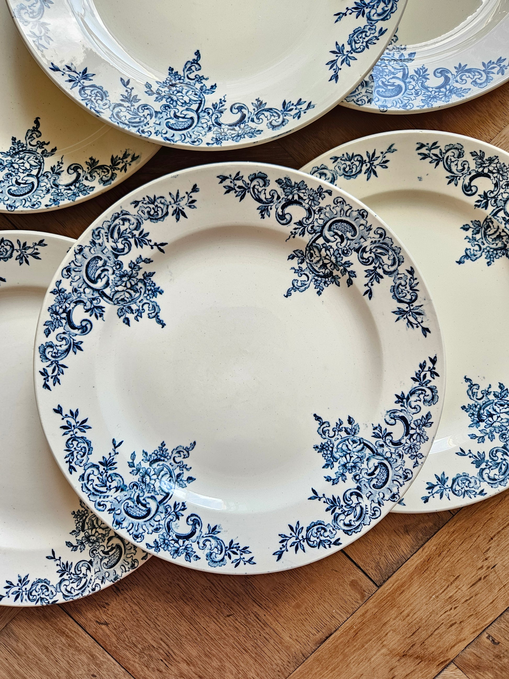 Assiettes plates anciennes Hippolyte Boulenger et Cie, modèle Louis XV. Terre de fer. Choisy-le-Roi 