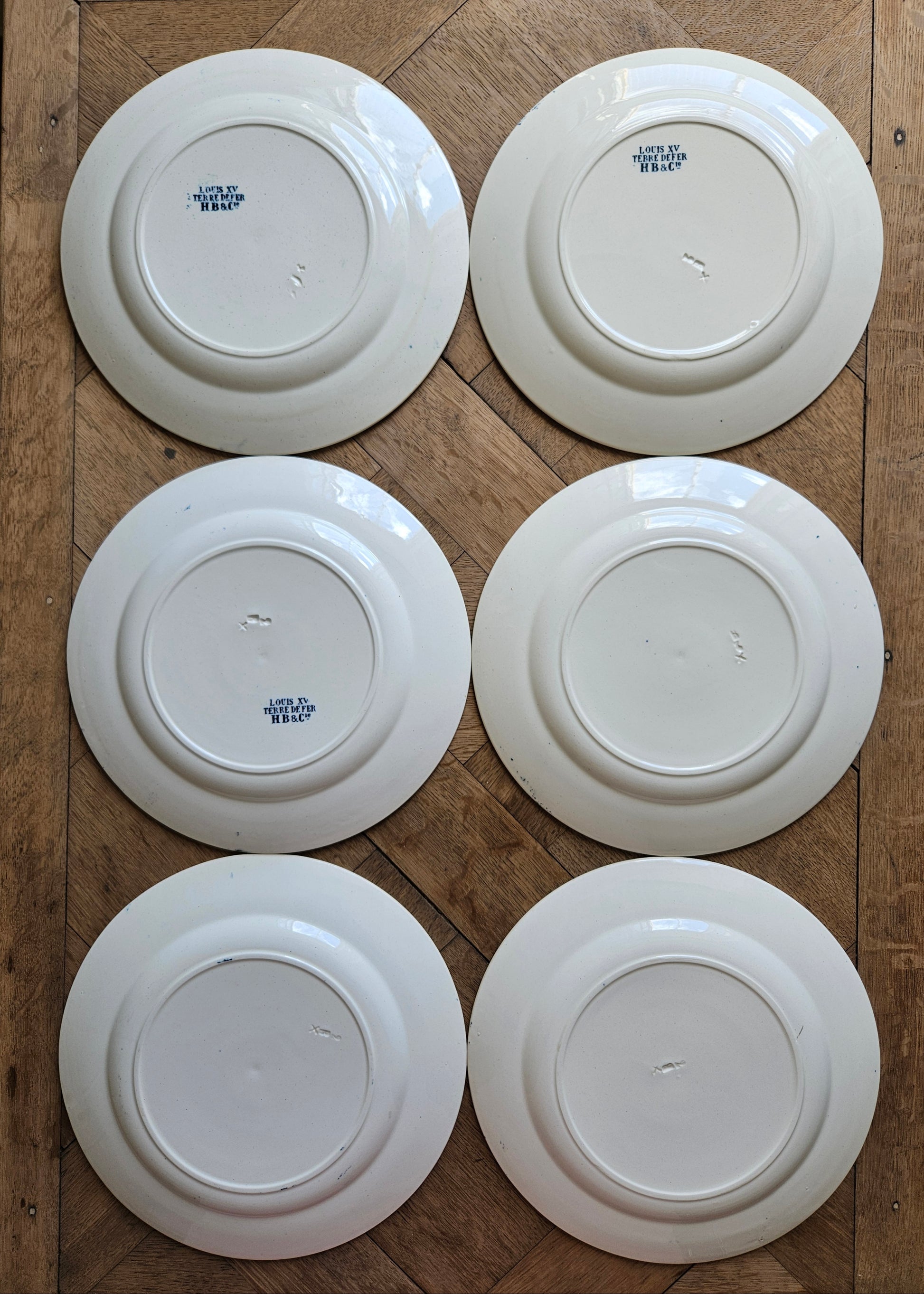 Série de 6 assiettes plates anciennes estampillées Hippolyte Boulenger et Cie, modèle Louis XV. Terre de fer.