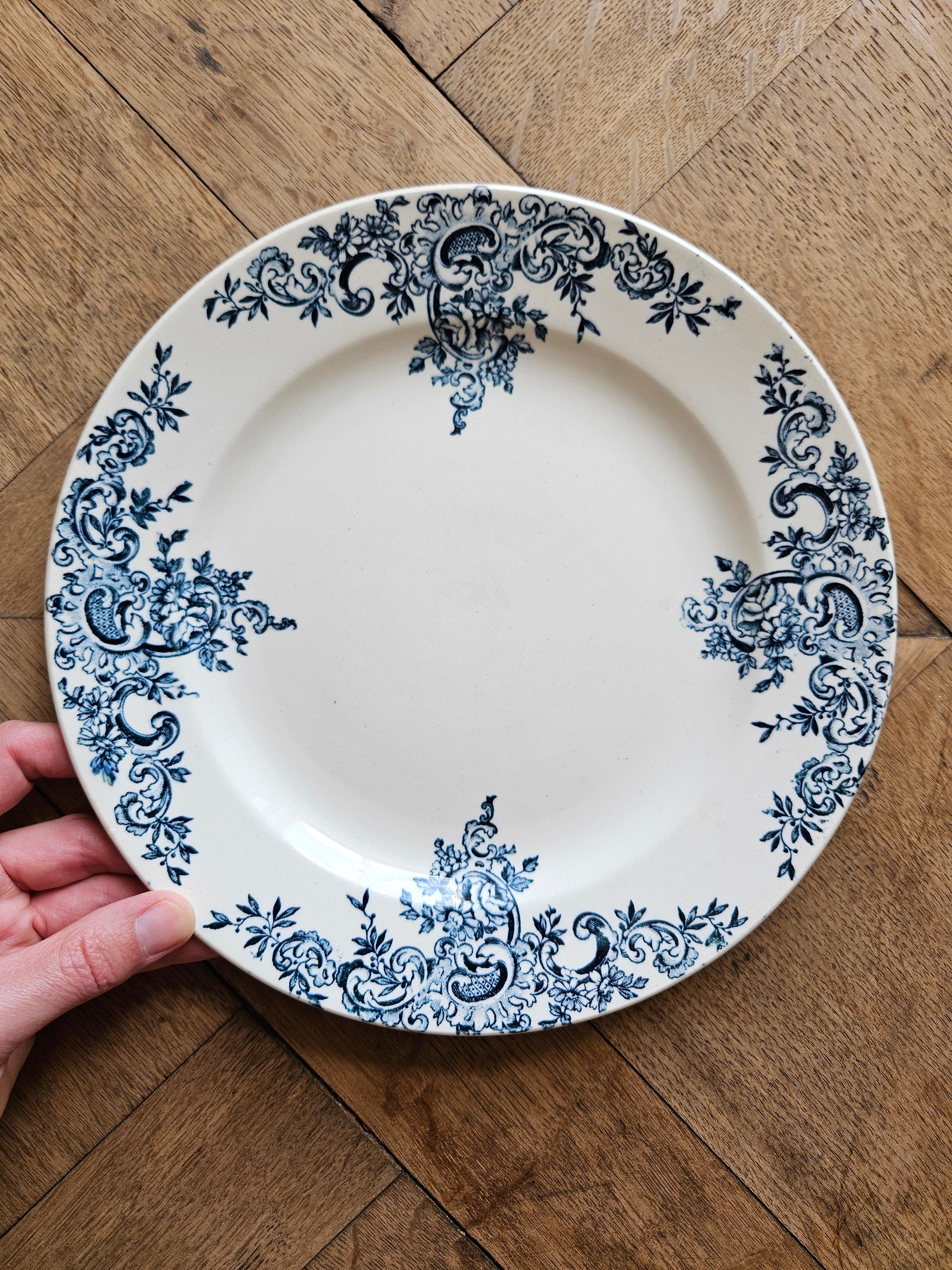 Assiette plate ancienne Hippolyte Boulenger et Cie, modèle Louis XV. Terre de fer, décor bleu.