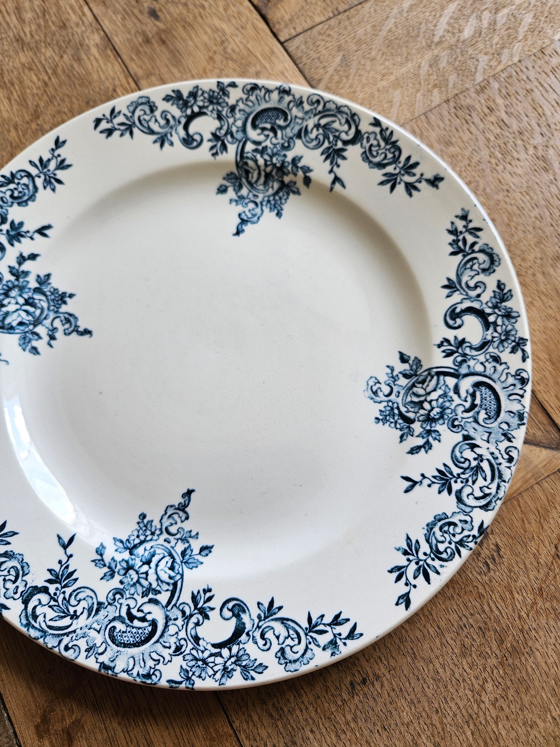Terre de fer au décor bleu marine. Modèle Louis XV, HB & Cie