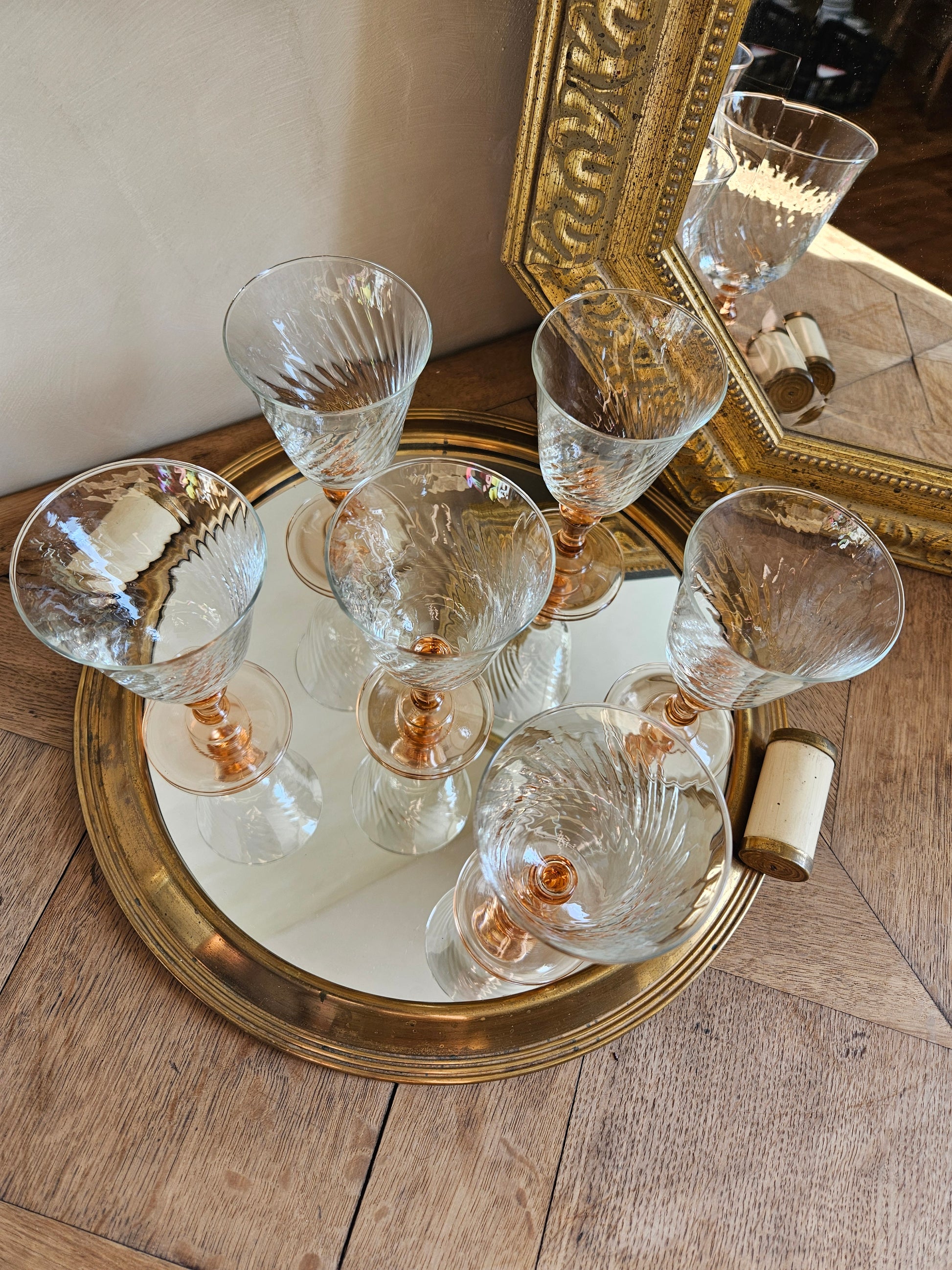 Lot de 5 verres à vin vintage Luminarc Rosaline. Pied rose. Modèle Venise.