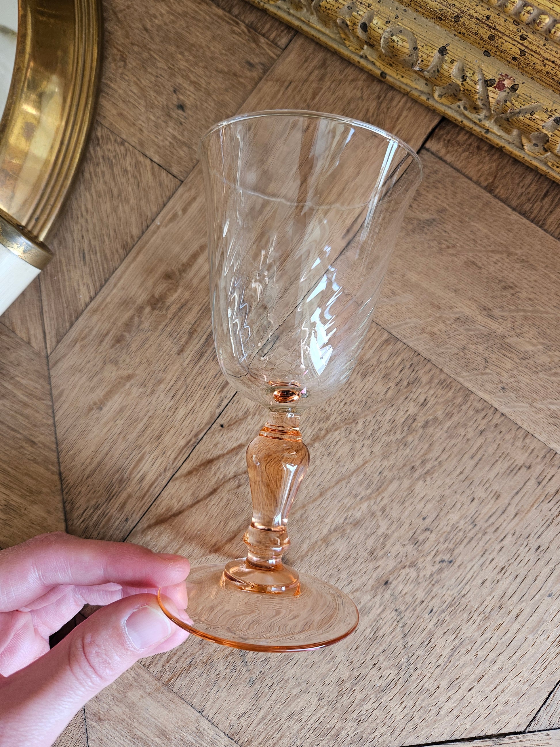 Verre à vin vintage Luminarc Rosaline. Pied rose. Années 70.