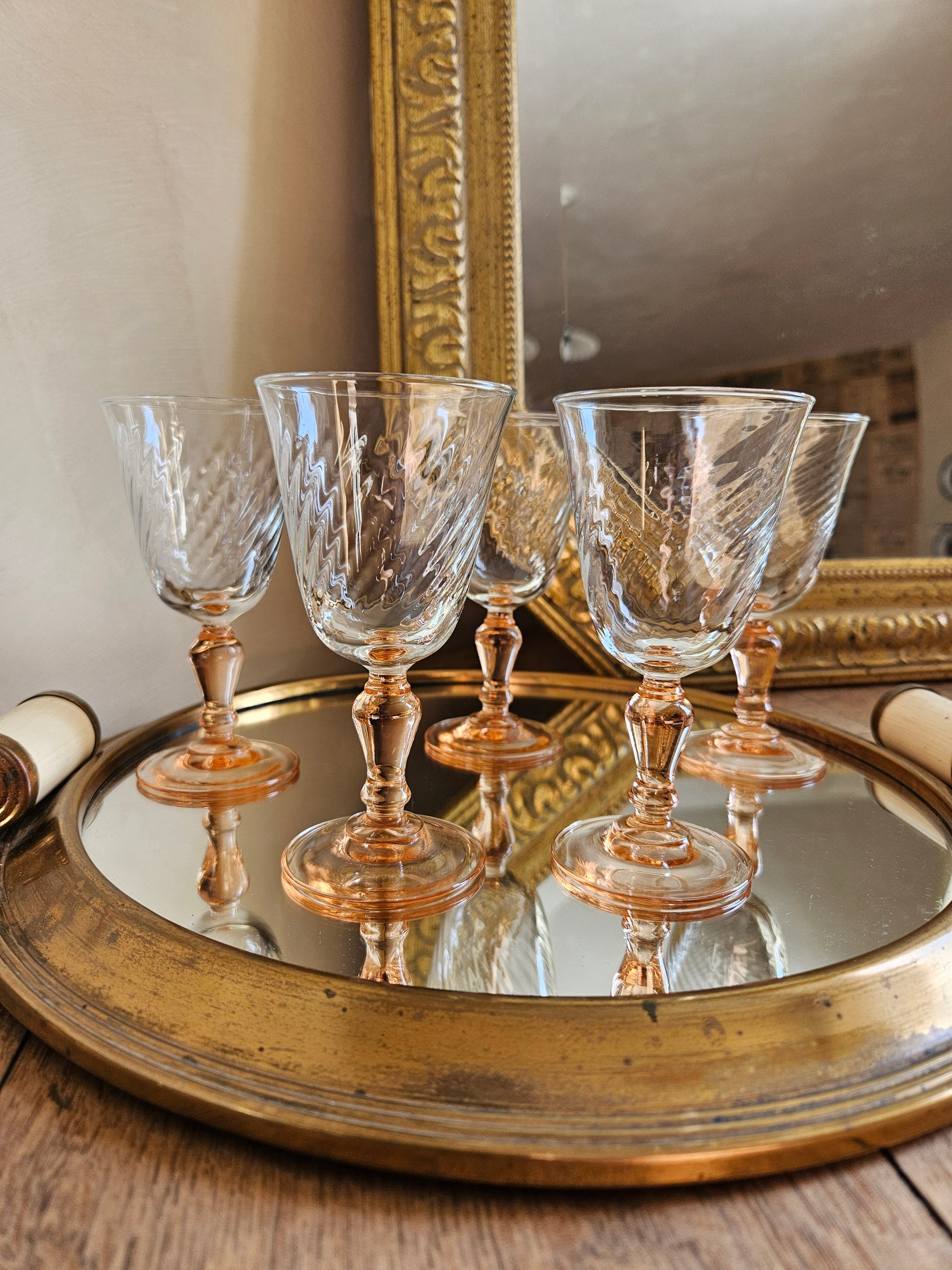 Lot de 5 verres à apéritif Luminarc Rosaline. Verres à pied rose.