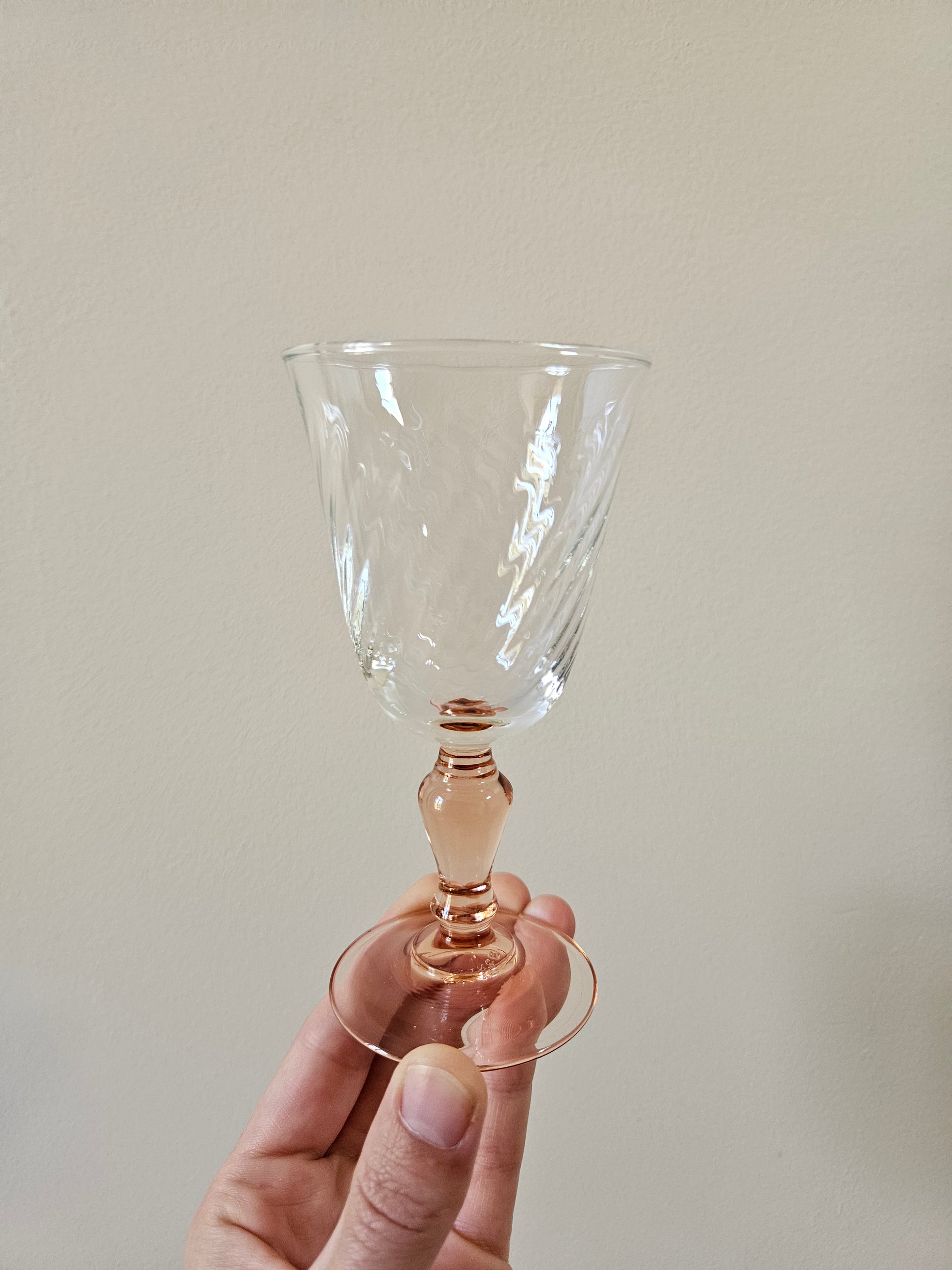 Verre à apéritif vintage Luminarc Rosaline. Verres à pied rose. Modèle Venise
