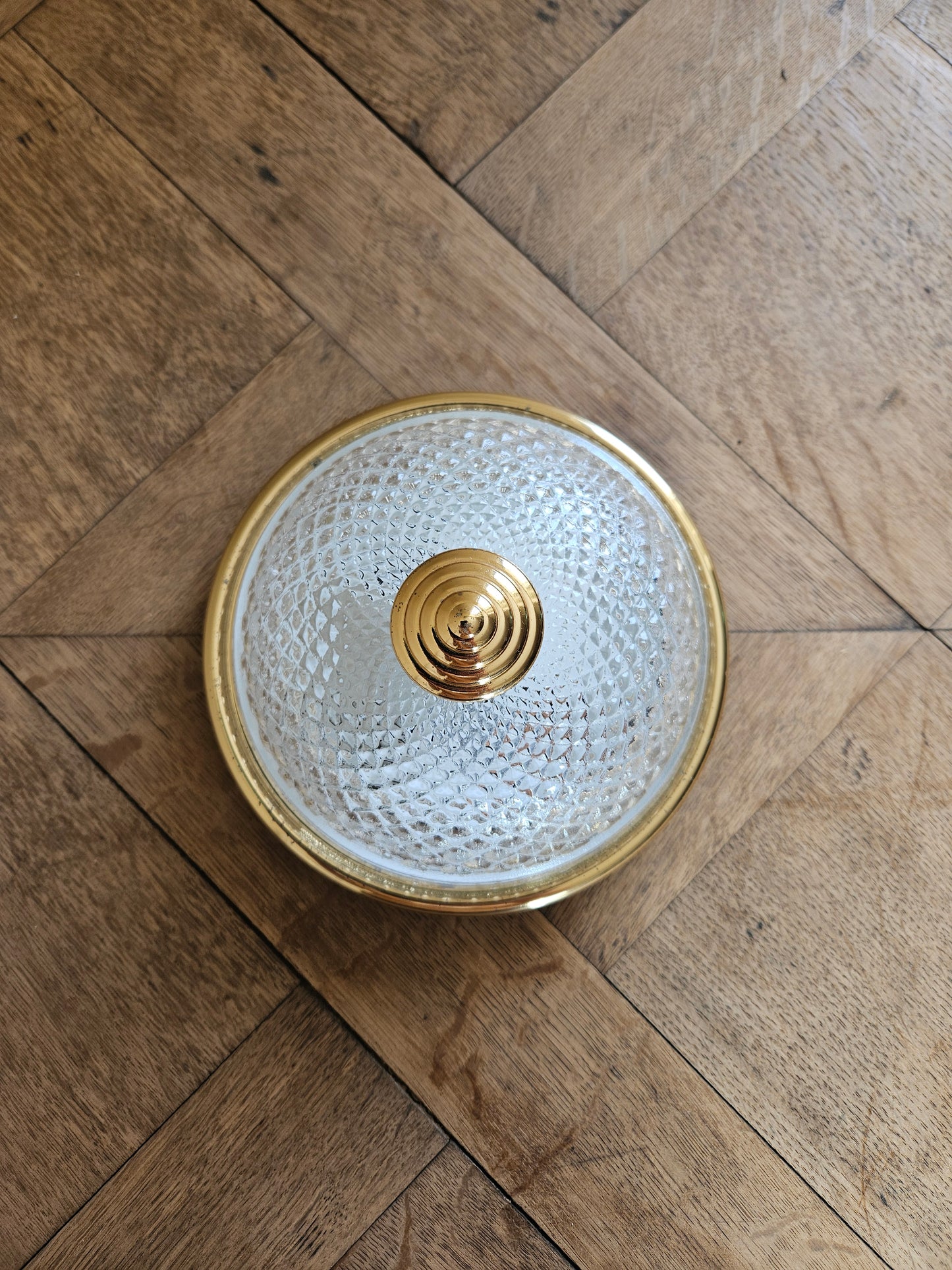 Luminaire plafonnier vintage vu de dessus. Style art déco. Verre et métal doré. 