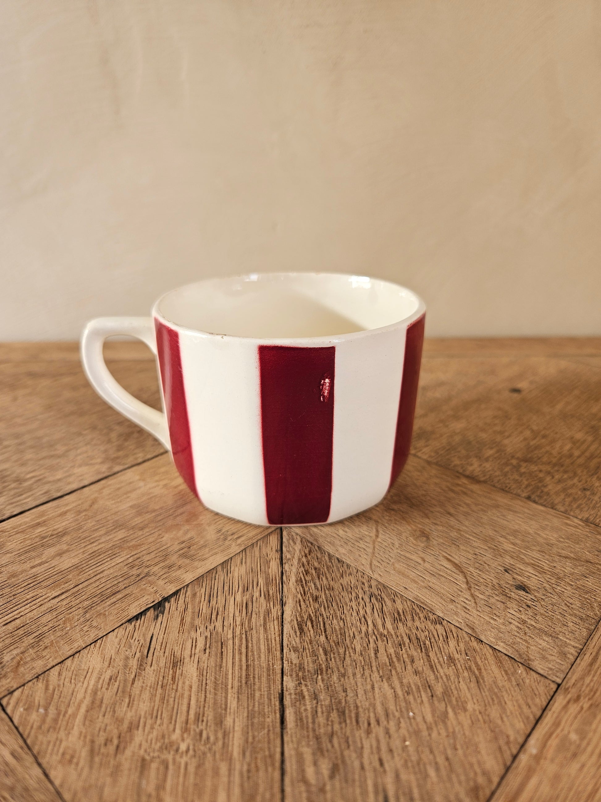 Tasse vintage Badonviller, rayures bordeaux. 