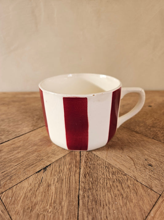 Tasse rétro Badonviller à grosses rayures bordeaux. Demi porcelaine.