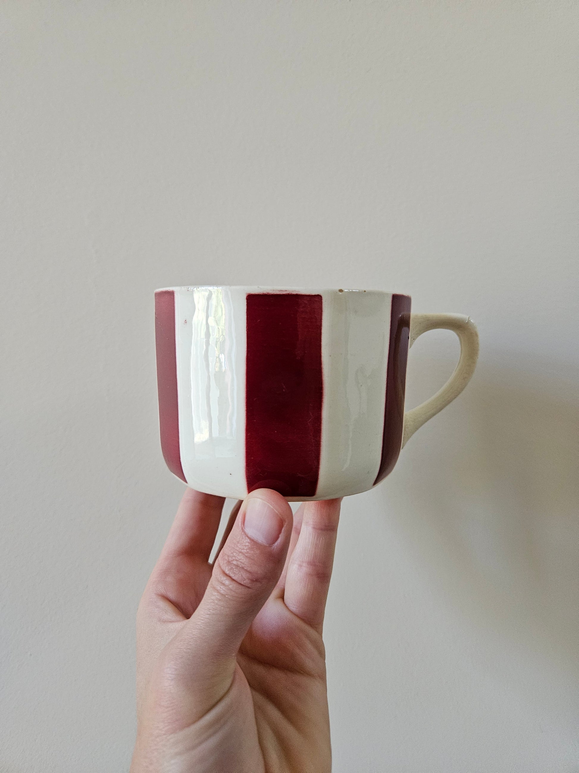 Tasse ancienne Badonviller à rayures bordeaux