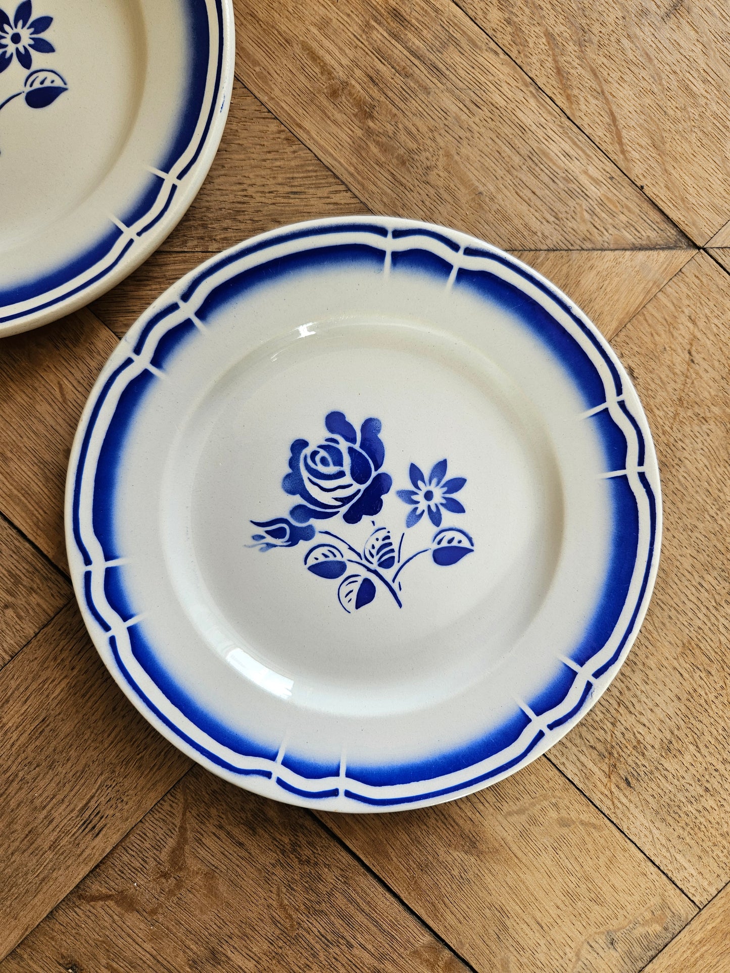Assiette à dessert vintage Fenal Badonviller. Décor à la rose bleue.