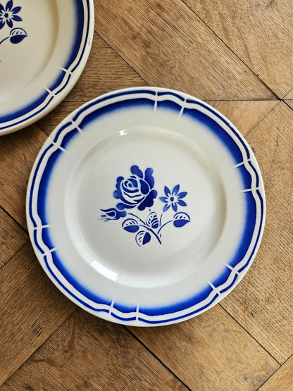 Assiette à dessert vintage Fenal Badonviller. Décor à la rose bleue.