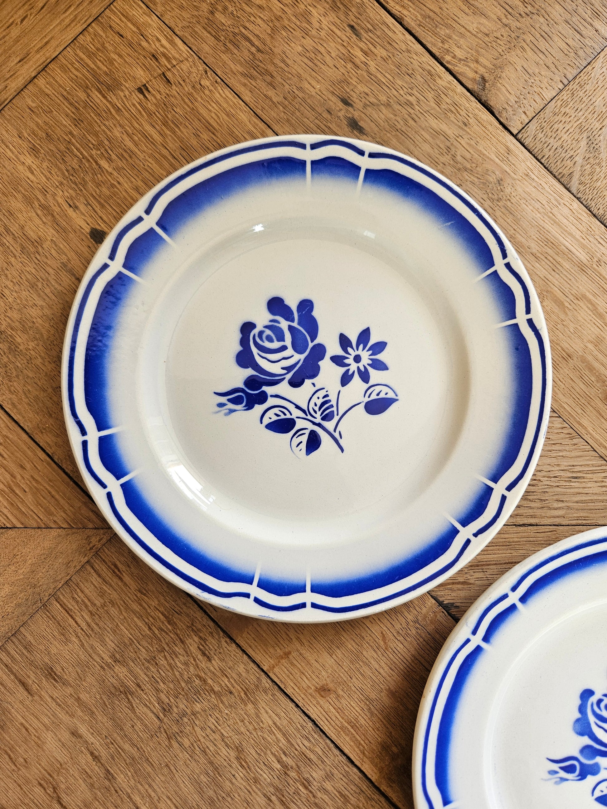 Assiette à dessert rétro Fenal Badonviller. Décor à la rose bleue.