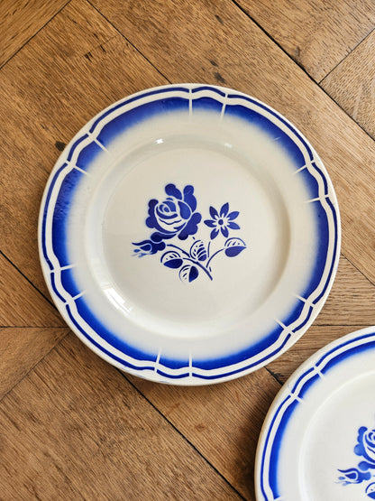Assiette à dessert rétro Fenal Badonviller. Décor à la rose bleue.