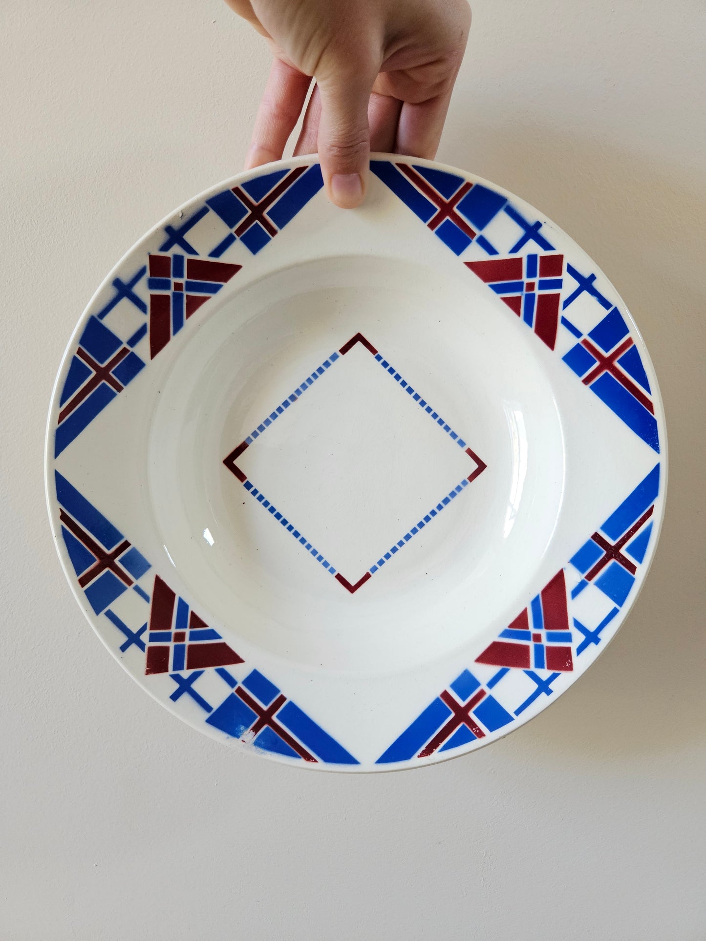 Plat creux vintage K&G Lunéville, modèle Hossegor V.F. Paris. Décor géométrique bleu et rouge bordeaux.