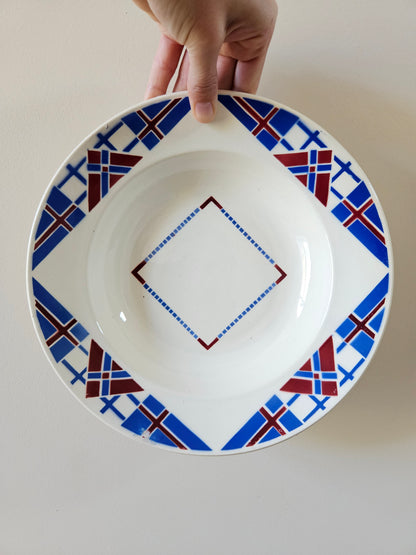 Plat creux vintage K&G Lunéville, modèle Hossegor V.F. Paris. Décor géométrique bleu et rouge bordeaux.