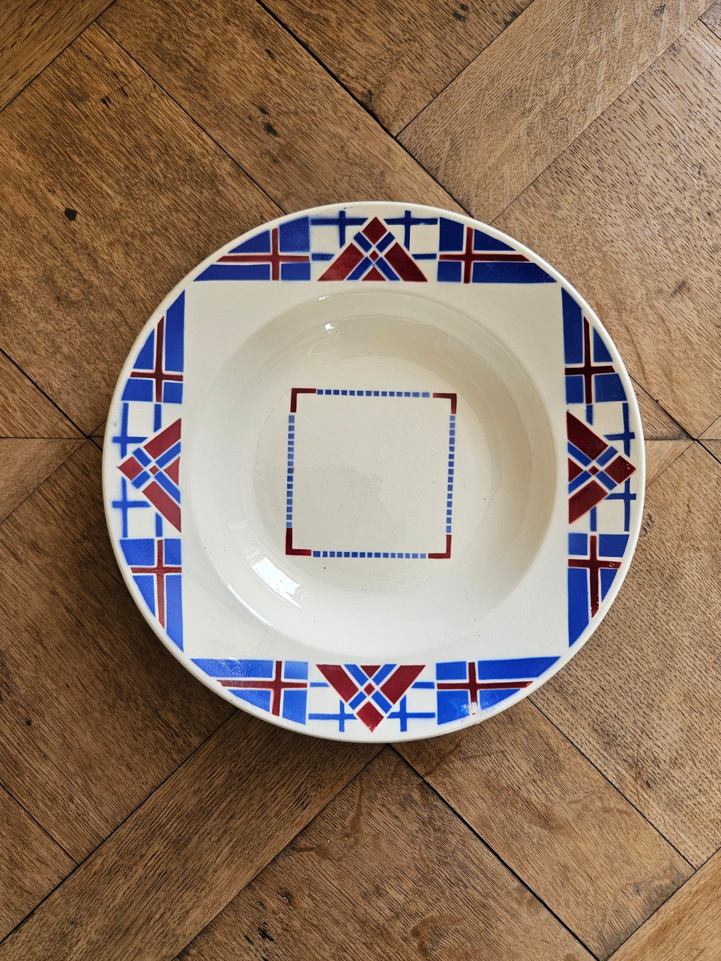 Plat creux vintage K&G Lunéville, modèle Hossegor V.F. Paris. Décor géométrique bleu et rouge bordeaux.