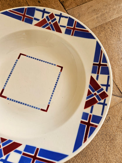 Décor géométrique bleu et rouge bordeaux sur plat rétro K&G Lunéville. 