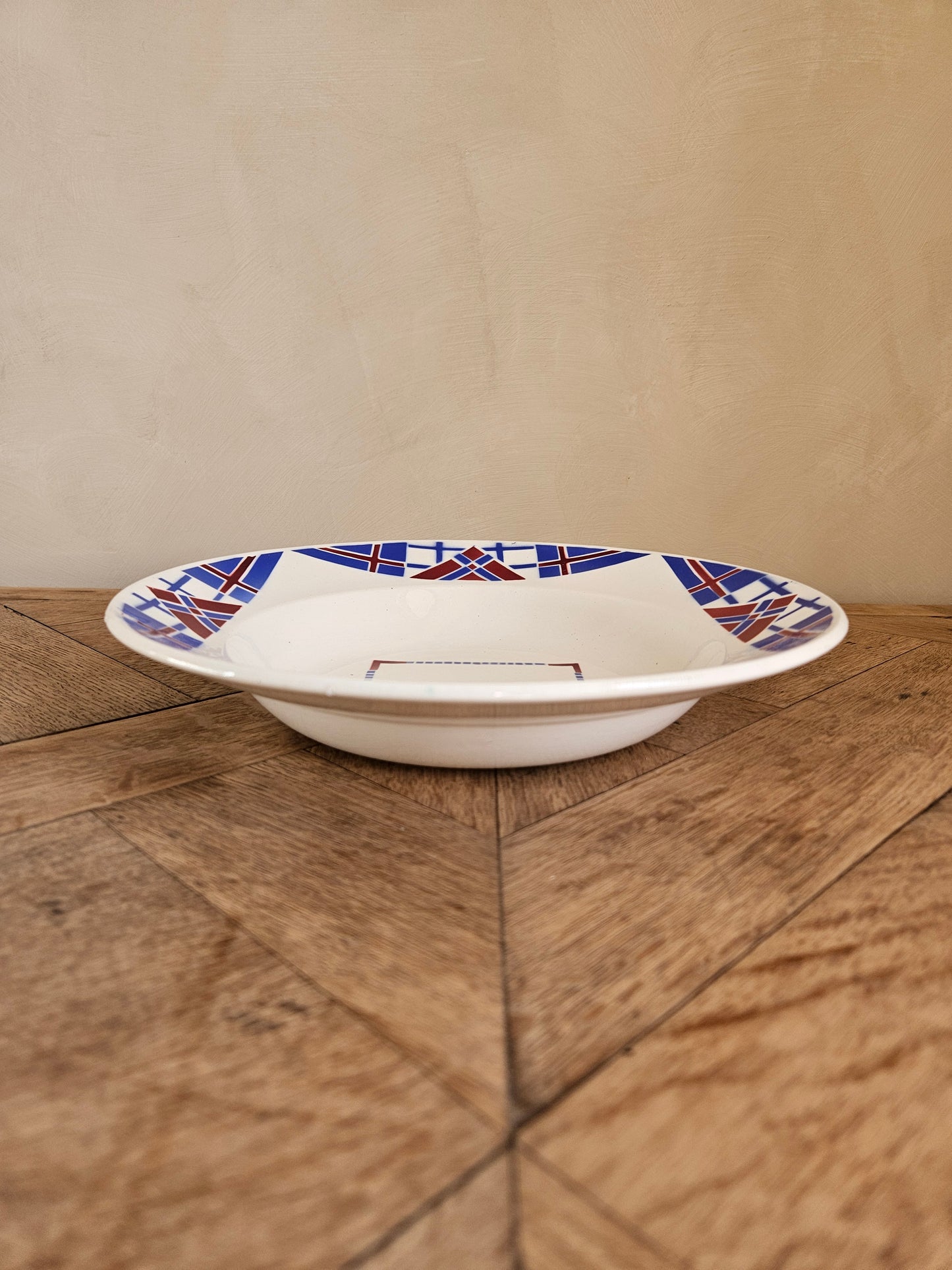 Plat creux rétro K&G Lunéville, modèle Hossegor V.F. Paris. Vue de profil.