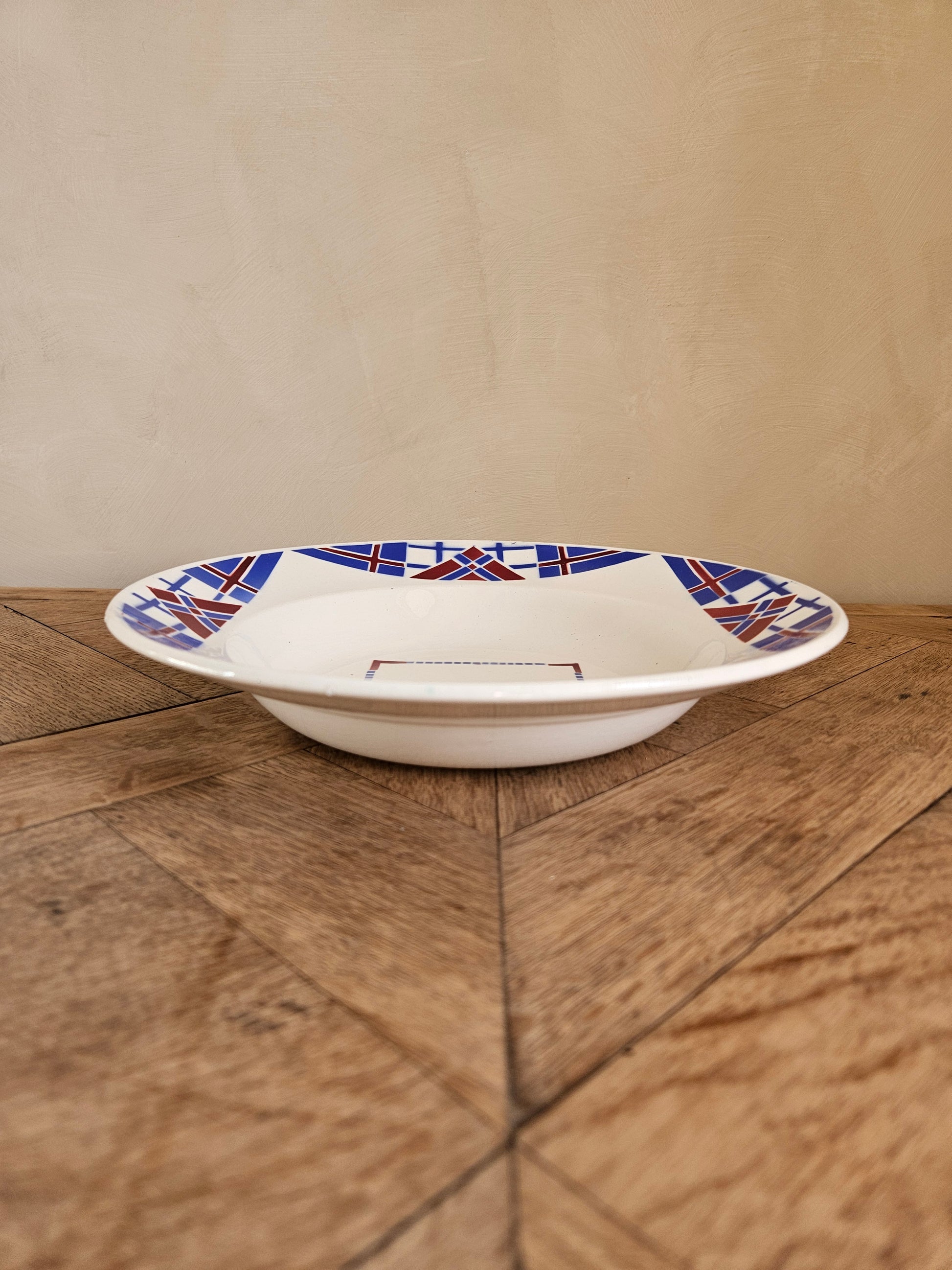 Plat creux rétro K&G Lunéville, modèle Hossegor V.F. Paris. Vue de profil.