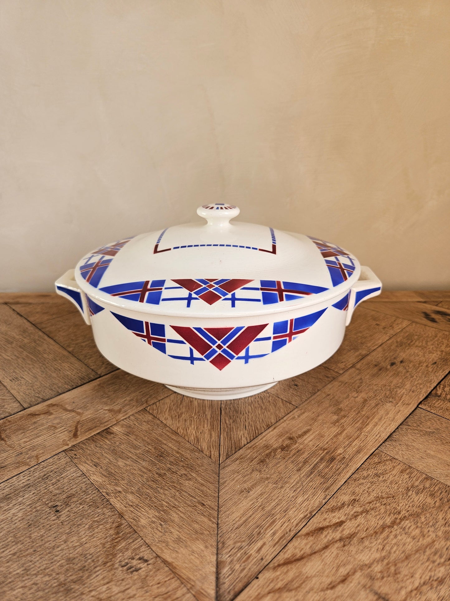 Soupière rétro K&G Lunéville, modèle Hossegor V.F. Paris. Décor géométrique bleu et rouge bordeaux.