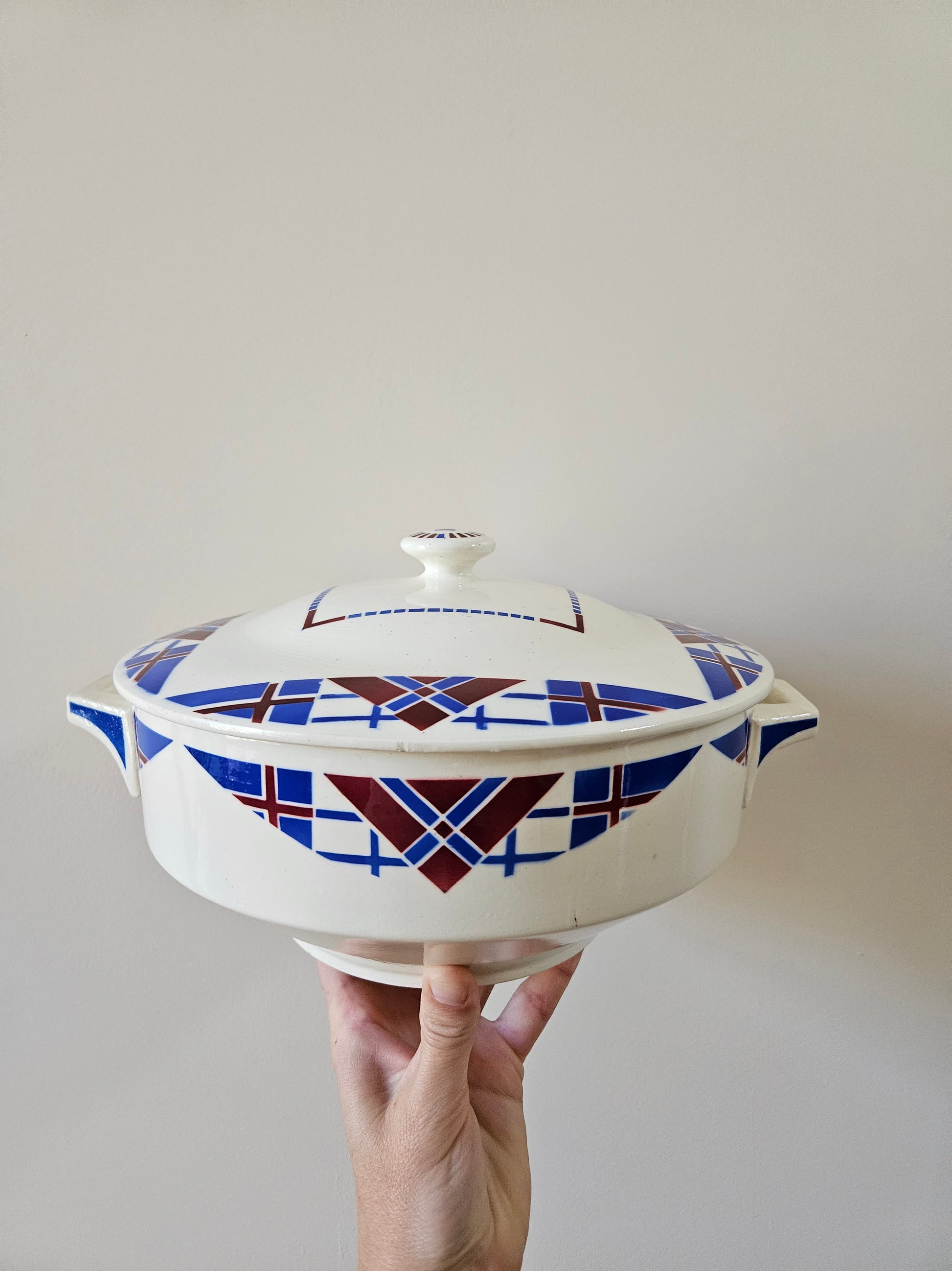 Soupière vintage K&G Lunéville, modèle Hossegor V.F. Paris. Décor géométrique bleu et rouge bordeaux.